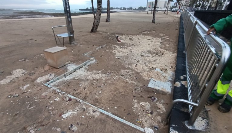 Las zonas de las rampas accesibles y duchas en las playas del Reducto y La Arena fueron barridas por el oleajess