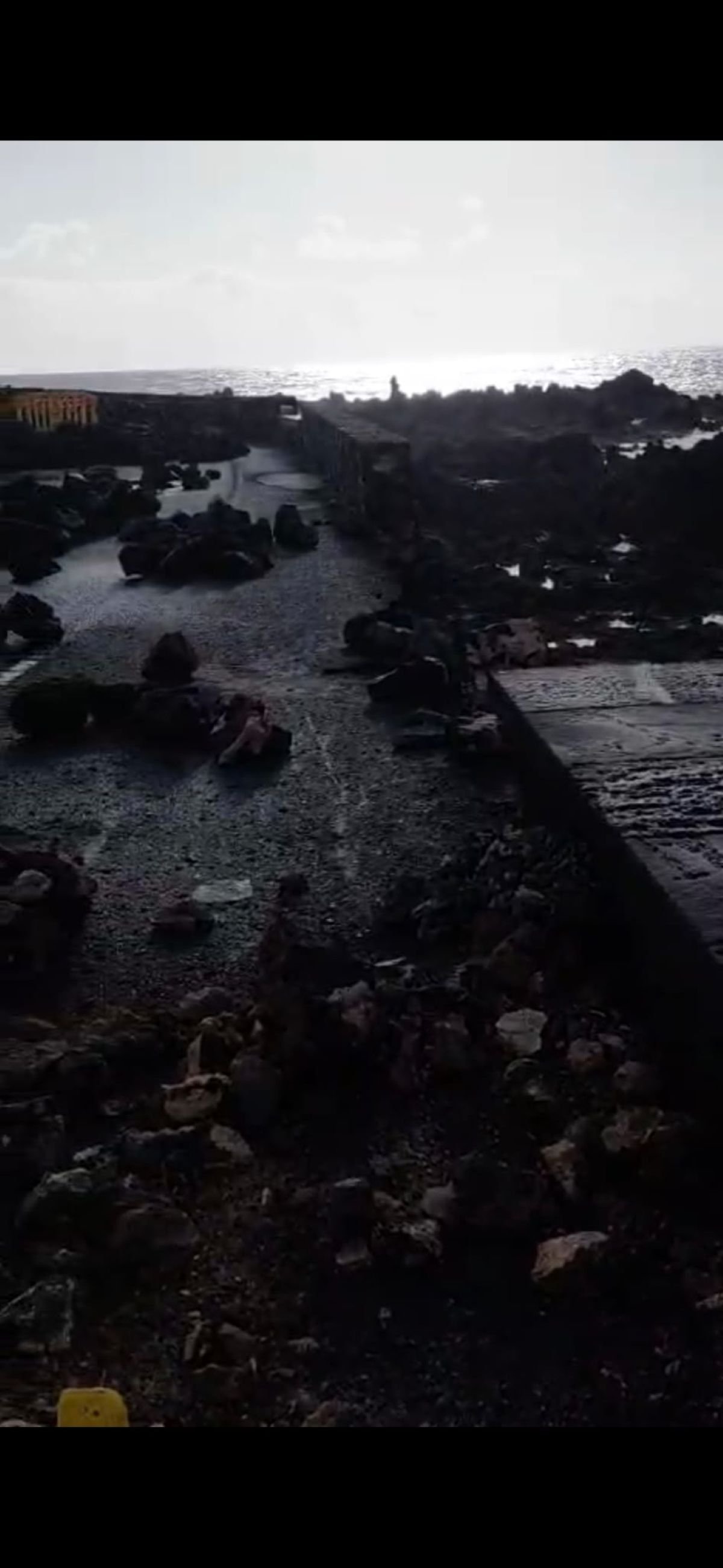 El oleaje destroza parte del muro del paseo marítimo de Punta Mujeres (Imagen: La Voz) El oleaje destroza parte del muro del paseo marítimo de Punta Mujeres (Imagen: La Voz)