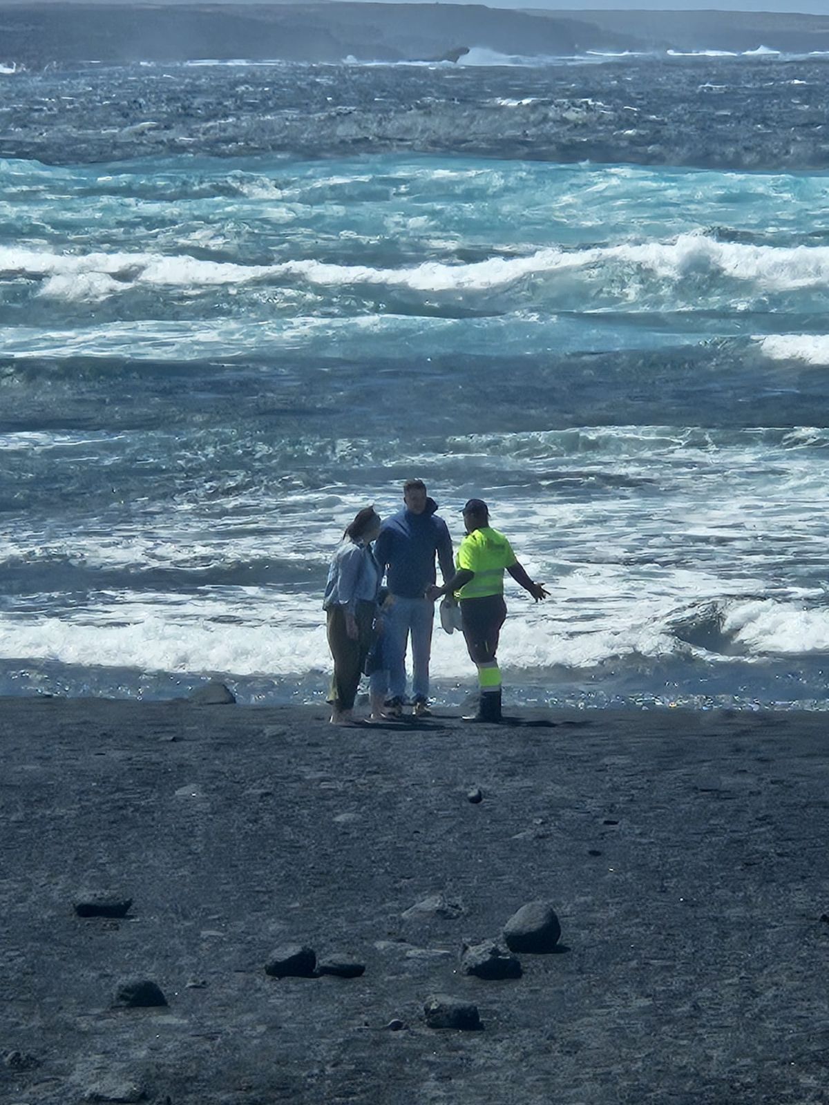Efectivos de emergencias avisando del temporal a turistas en Janubio