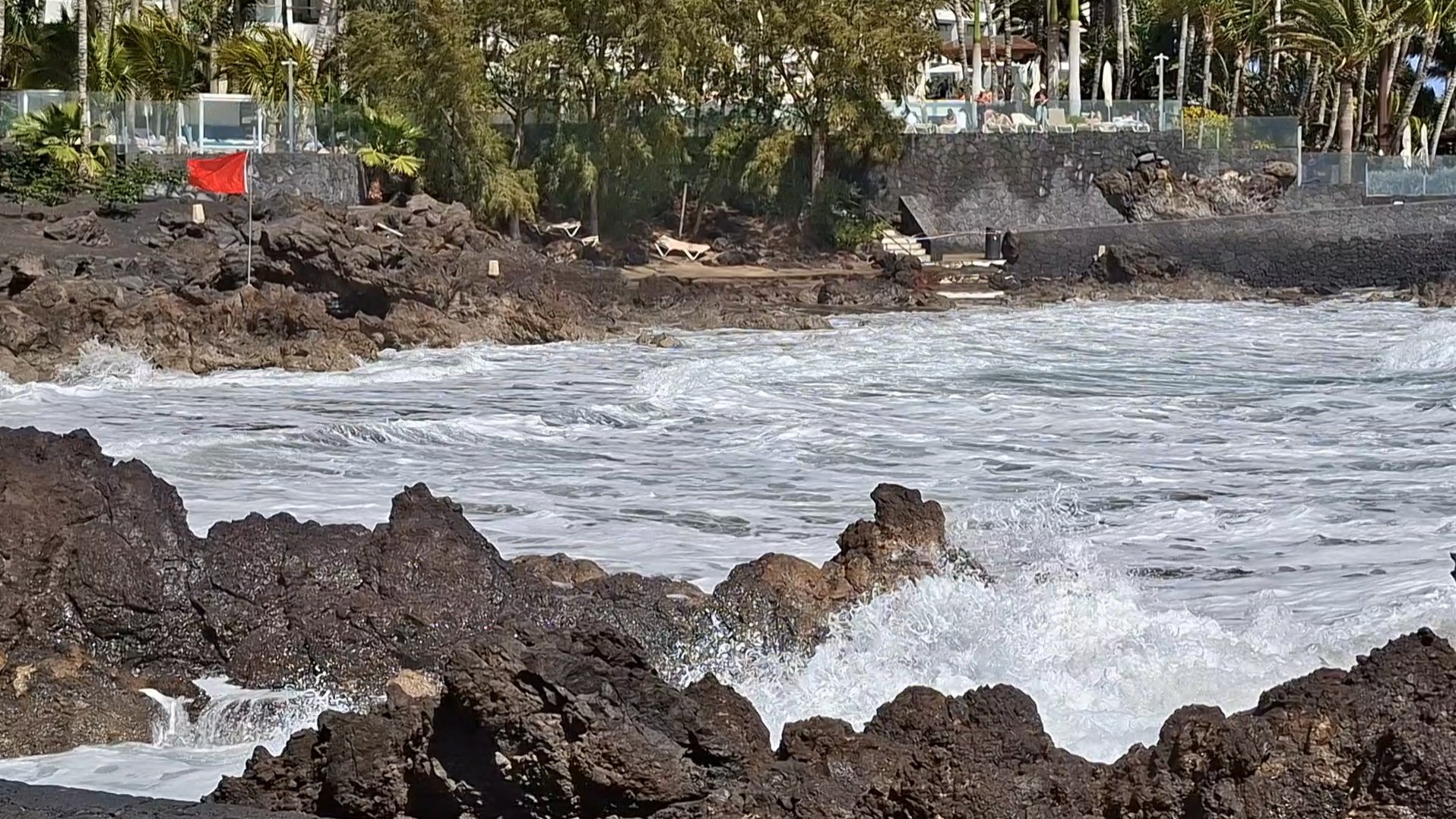 Destrozos en Playa Chica en Puerto del Carmen (Barbarella Buchner)