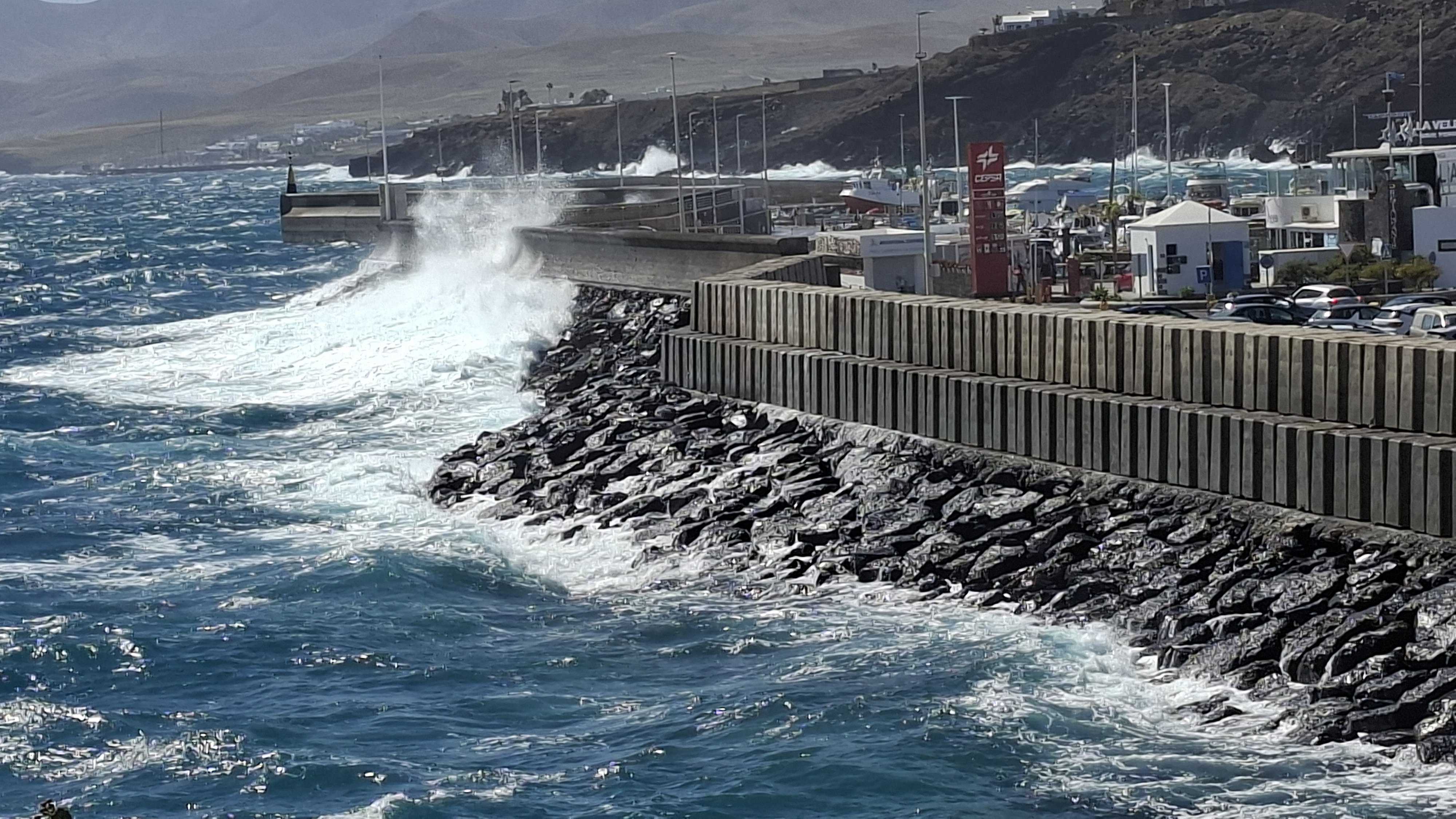 Destrozos en Playa Chica en Puerto del Carmen (Barbarella Buchner)