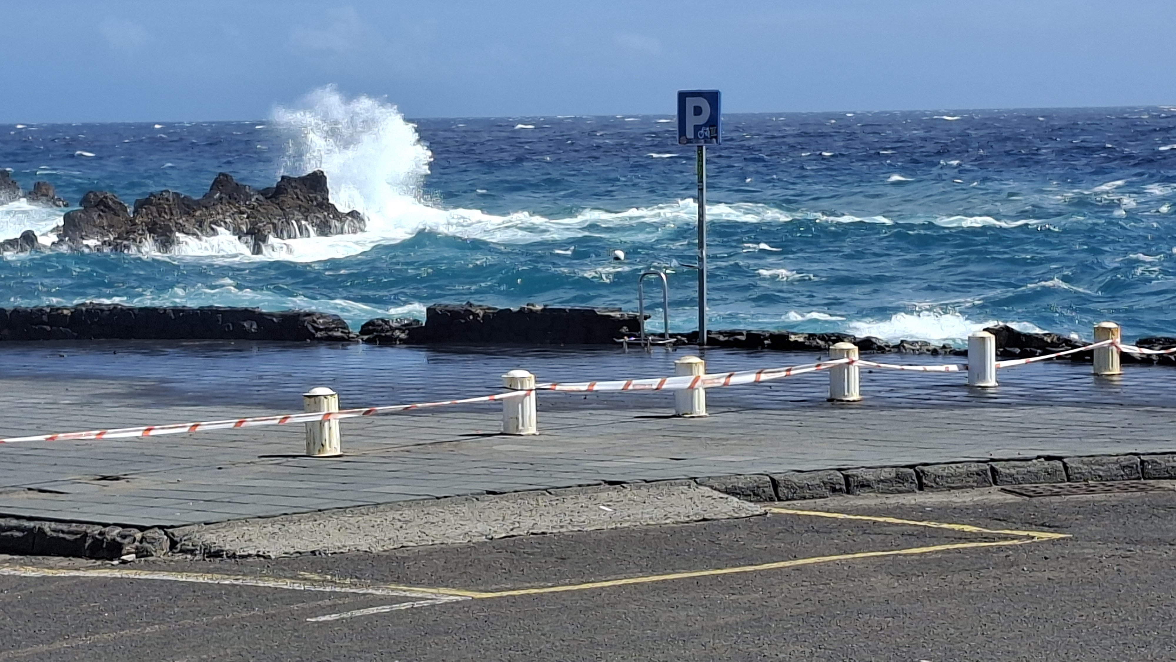 Destrozos en Playa Chica en Puerto del Carmen (Barbarella Buchner)