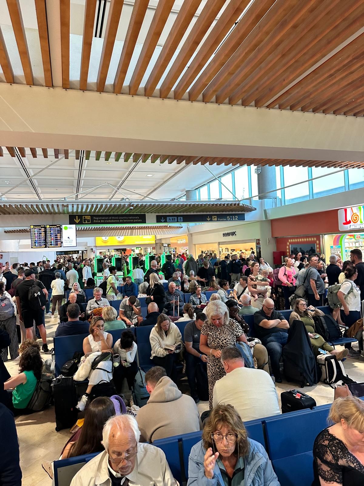 Pasajeros dentro del aeropuerto de Lanzarote Pasajeros dentro del aeropuerto de Lanzarote