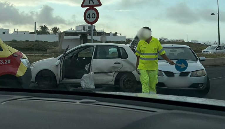 Colisión de dos turismos en una rotonda de Tahíche. Foto: Cedida. Colisión de dos turismos en una rotonda de Tahíche. Foto: Cedida.
