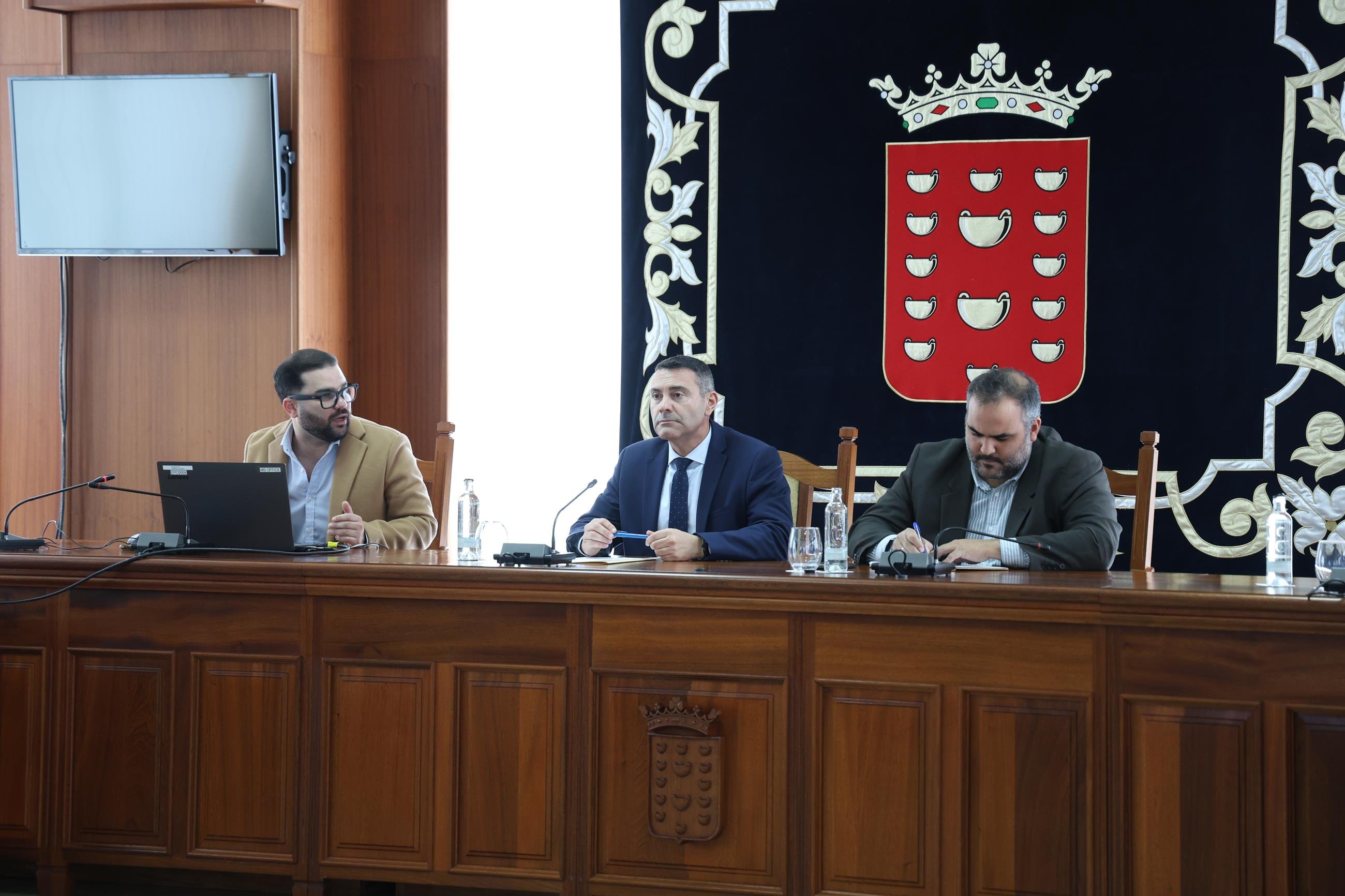 Reunión sobre la implantación de energías renovables. Foto: Cabildo de Lanzarote.