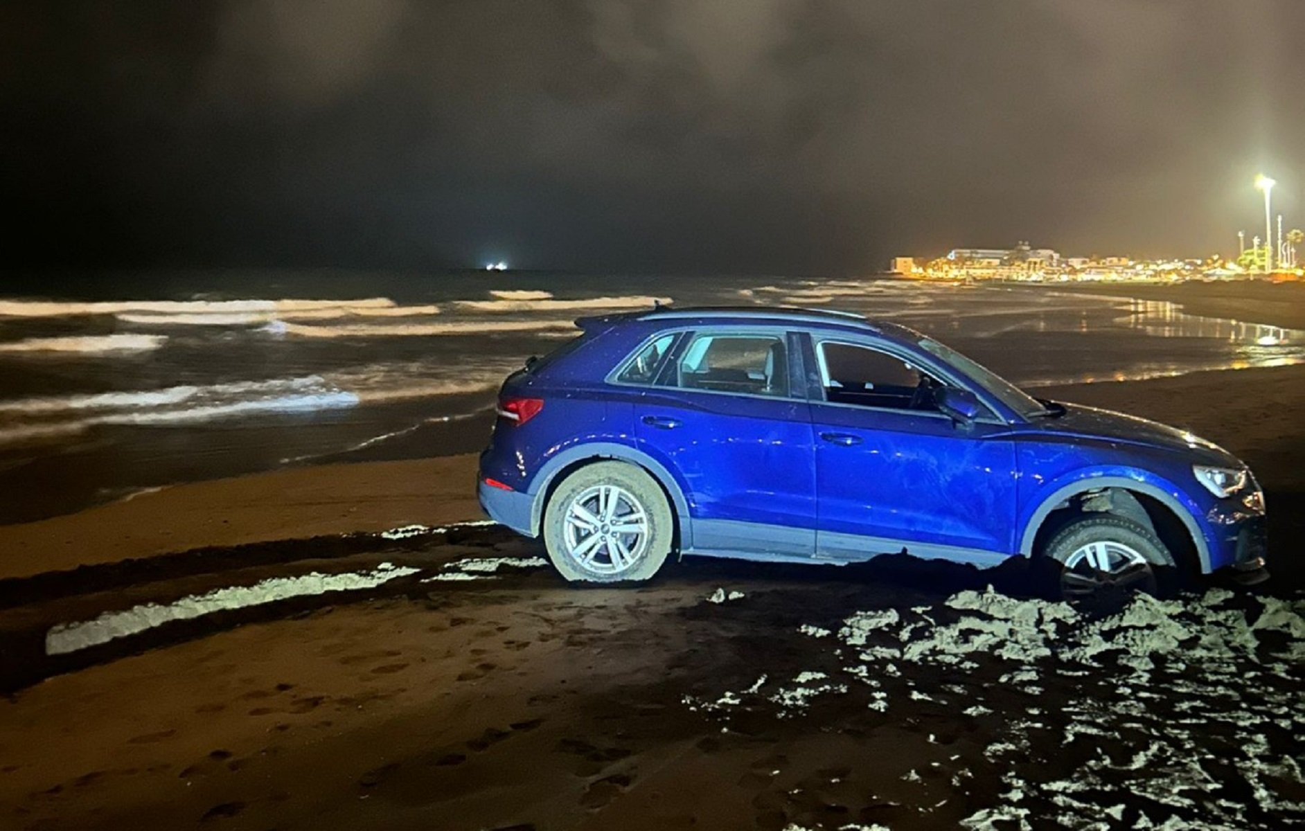 Coche enterrado en la arena. Foto: Consorcio de Seguridad y Emergencias.
