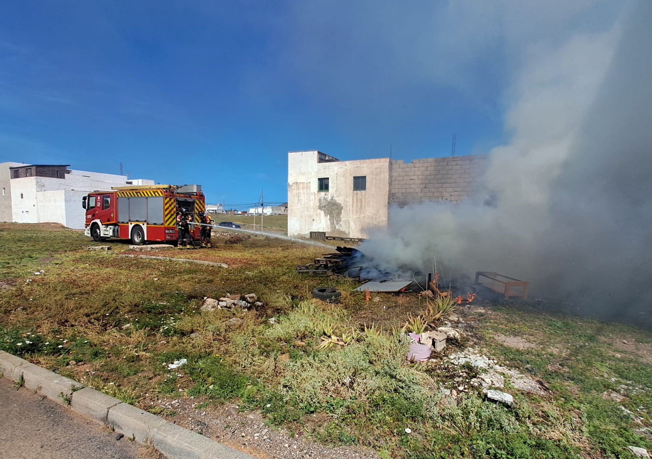 Bomberos trabajando en la extinción de las llamas en Argana Alta