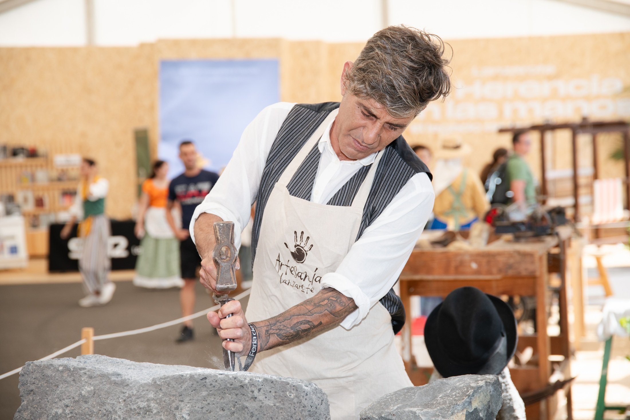 Un artesano trabajando la piedra en una imagen de archivo