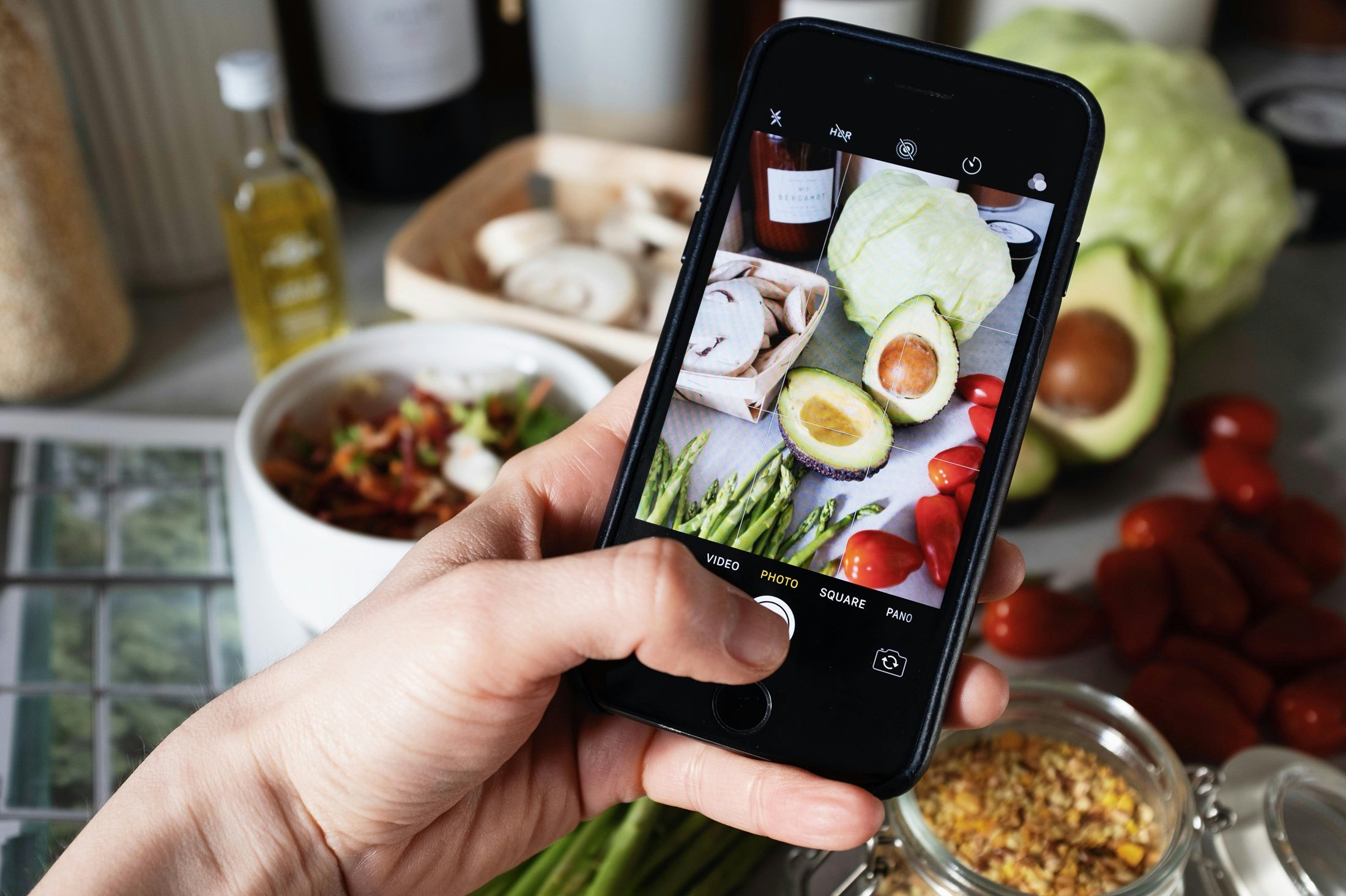 Una persona toma una foto de su comida. Foto: Pexels