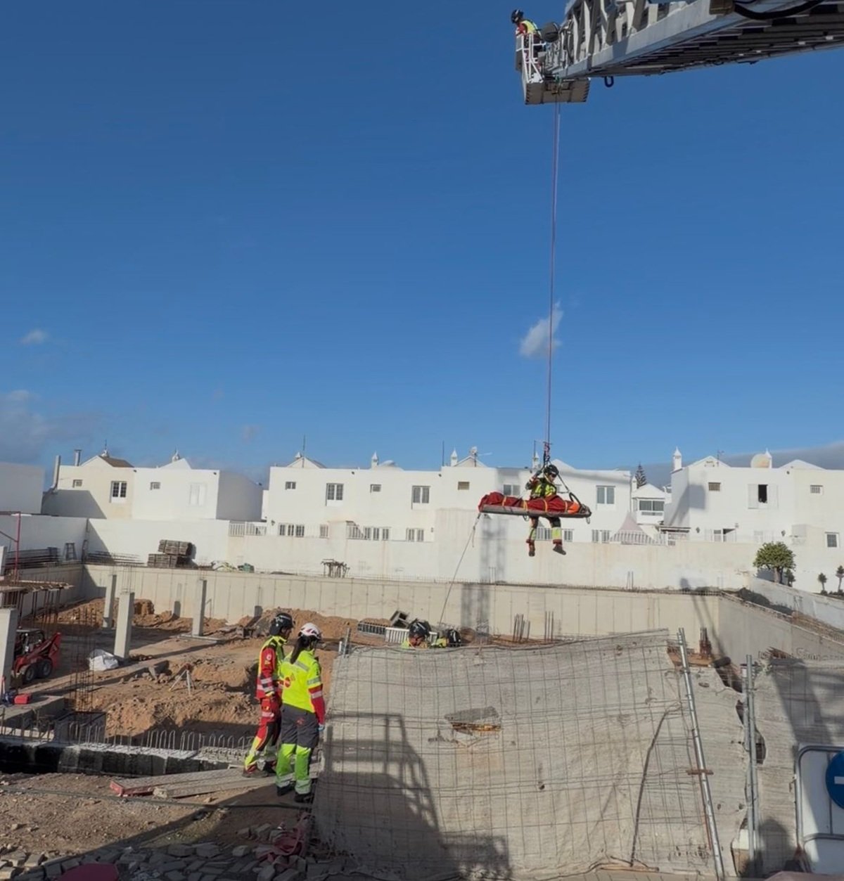 Rescate del trabajador en la obra en Playa Honda