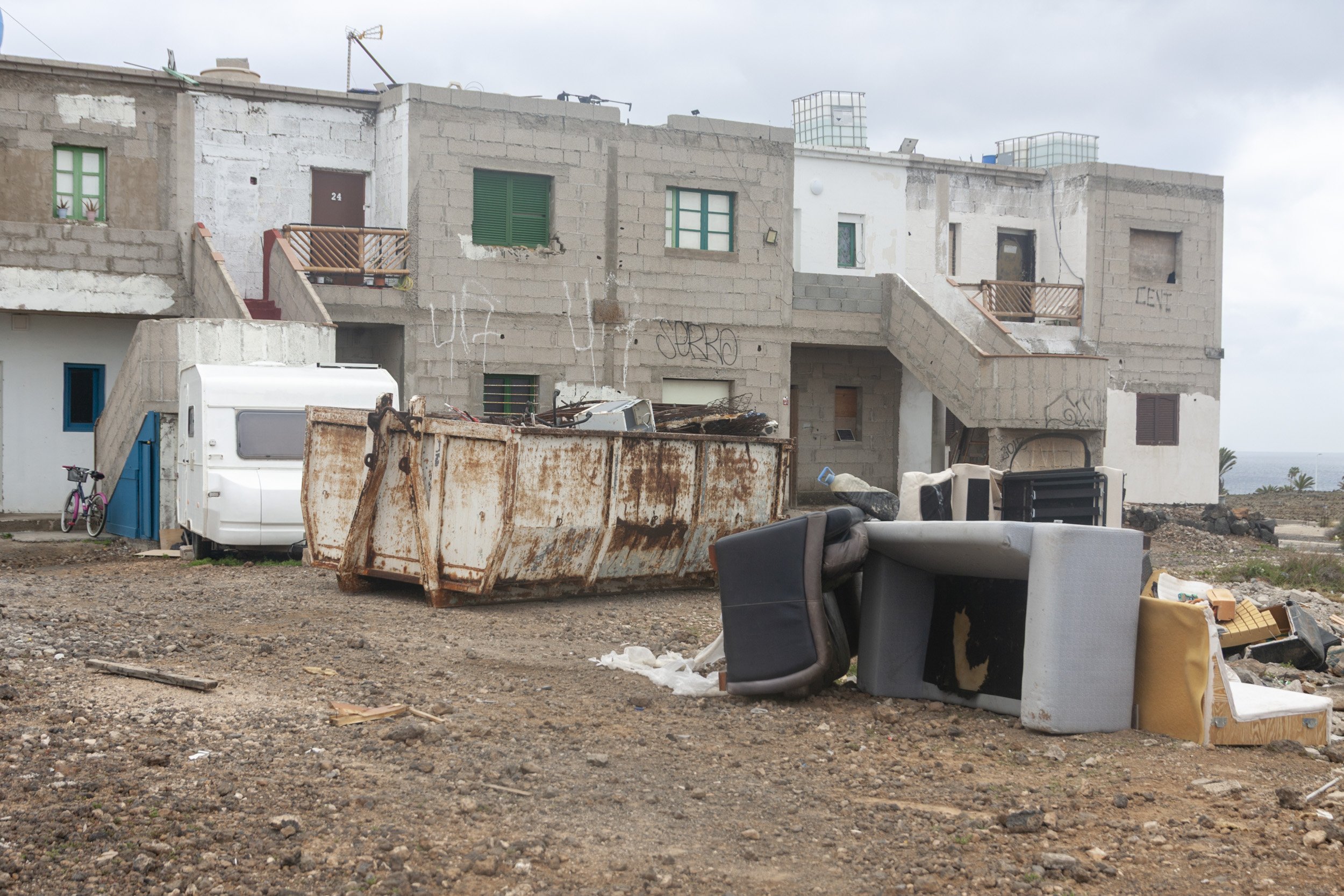 Viviendas inacabadas en la parcela 214 de Costa Teguise. Fotos: Juan Mateos.