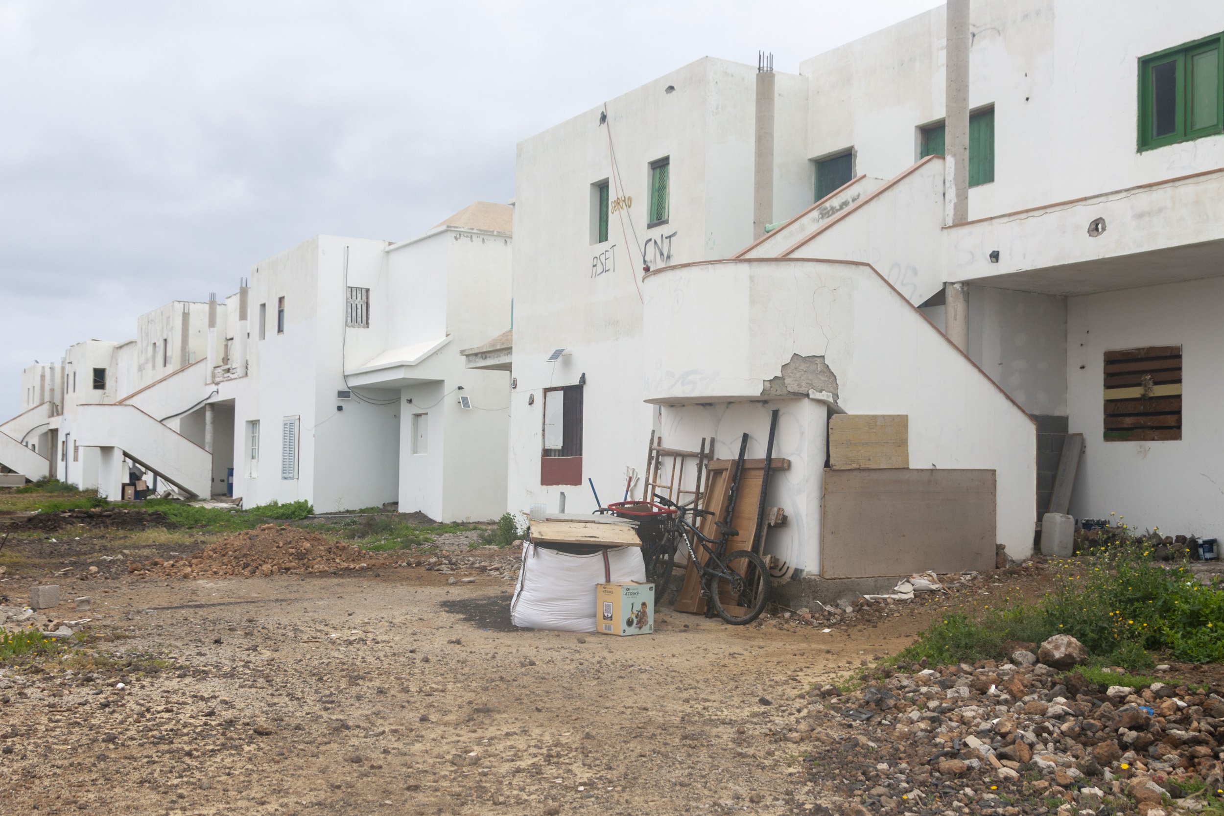 Viviendas inacabadas en la parcela 214 de Costa Teguise. Fotos: Juan Mateos.