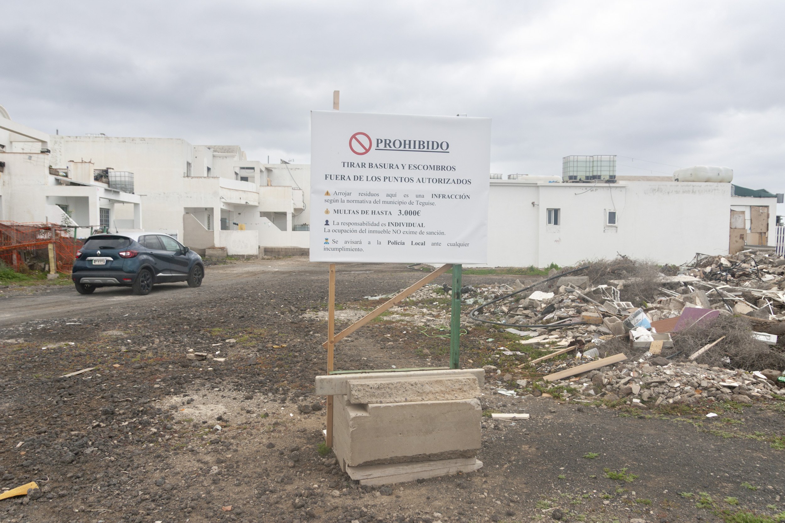 Viviendas inacabadas en la parcela 214 de Costa Teguise. Fotos: Juan Mateos.