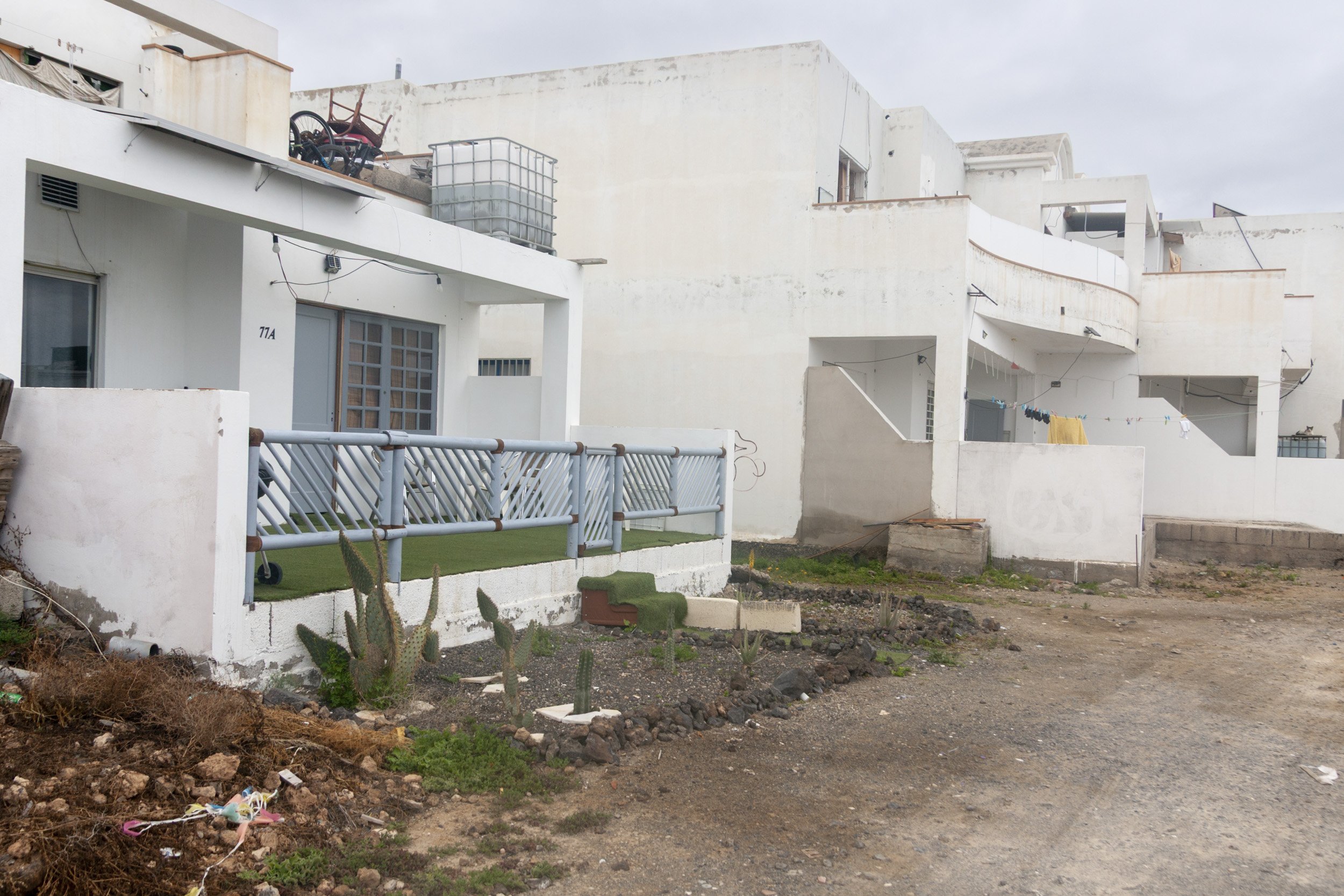 Viviendas inacabadas en la parcela 214 de Costa Teguise. Fotos: Juan Mateos.