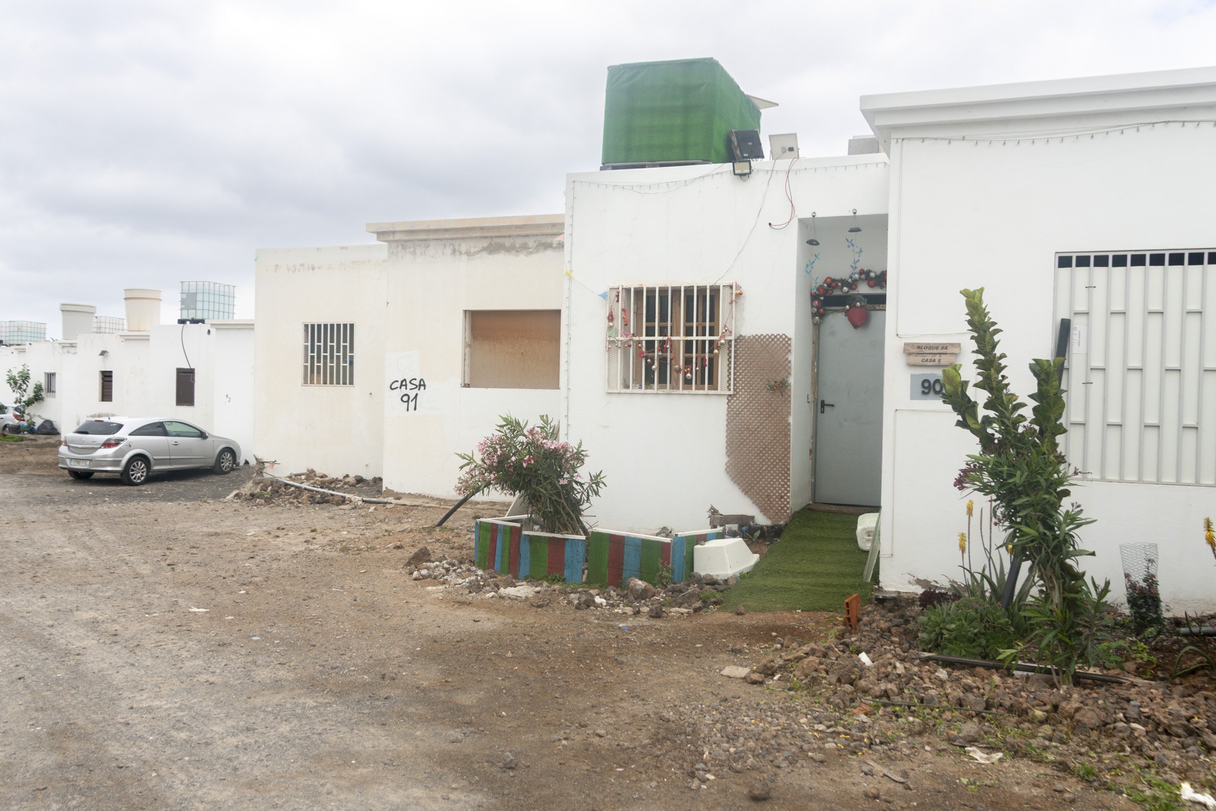 Viviendas inacabadas en la parcela 214 de Costa Teguise. Fotos: Juan Mateos.