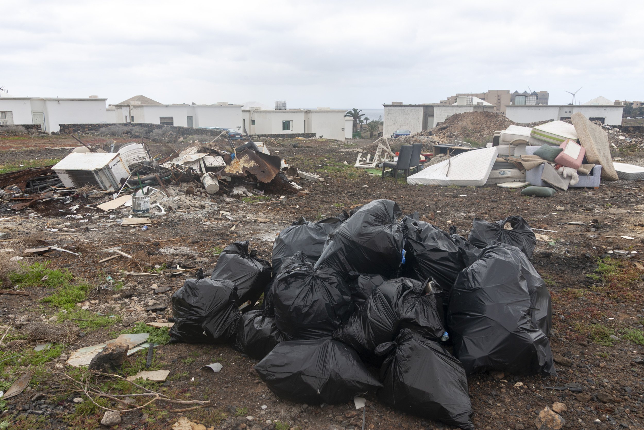 Viviendas inacabadas en la parcela 214 de Costa Teguise. Fotos: Juan Mateos.