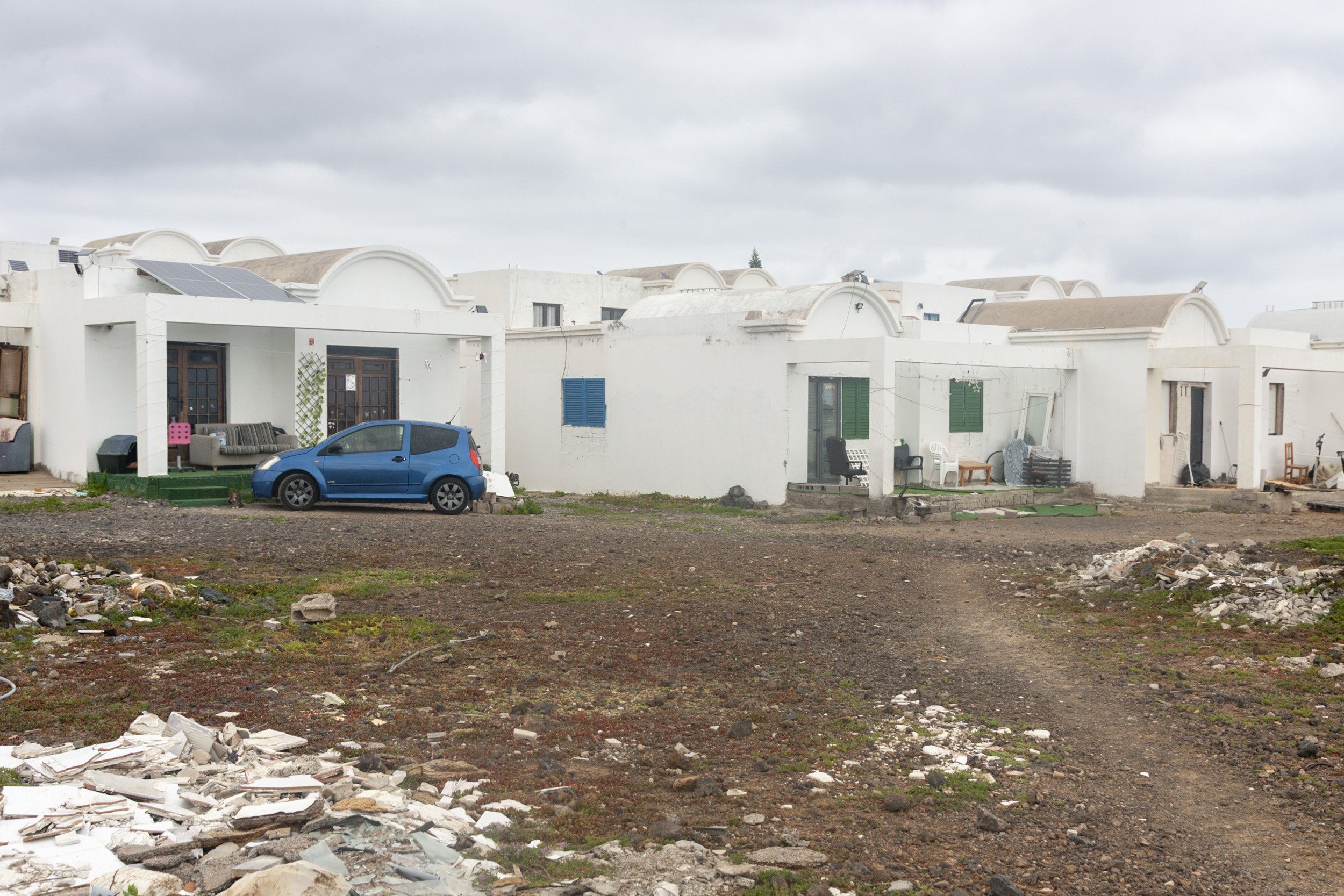 Viviendas inacabadas en la parcela 214 de Costa Teguise. Fotos: Juan Mateos.