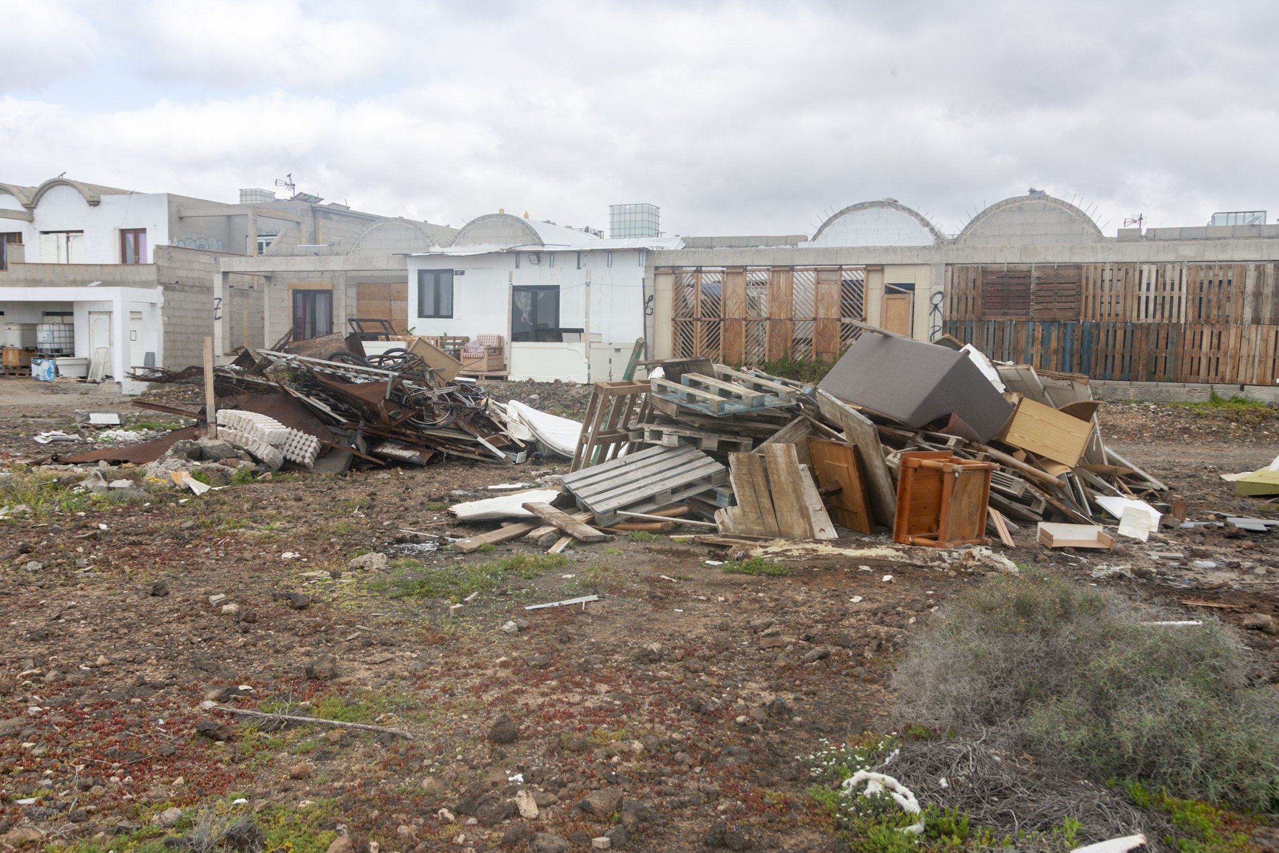 Viviendas inacabadas en la parcela 214 de Costa Teguise. Fotos: Juan Mateos. Viviendas inacabadas en la parcela 214 de Costa Teguise. Fotos: Juan Mateos.