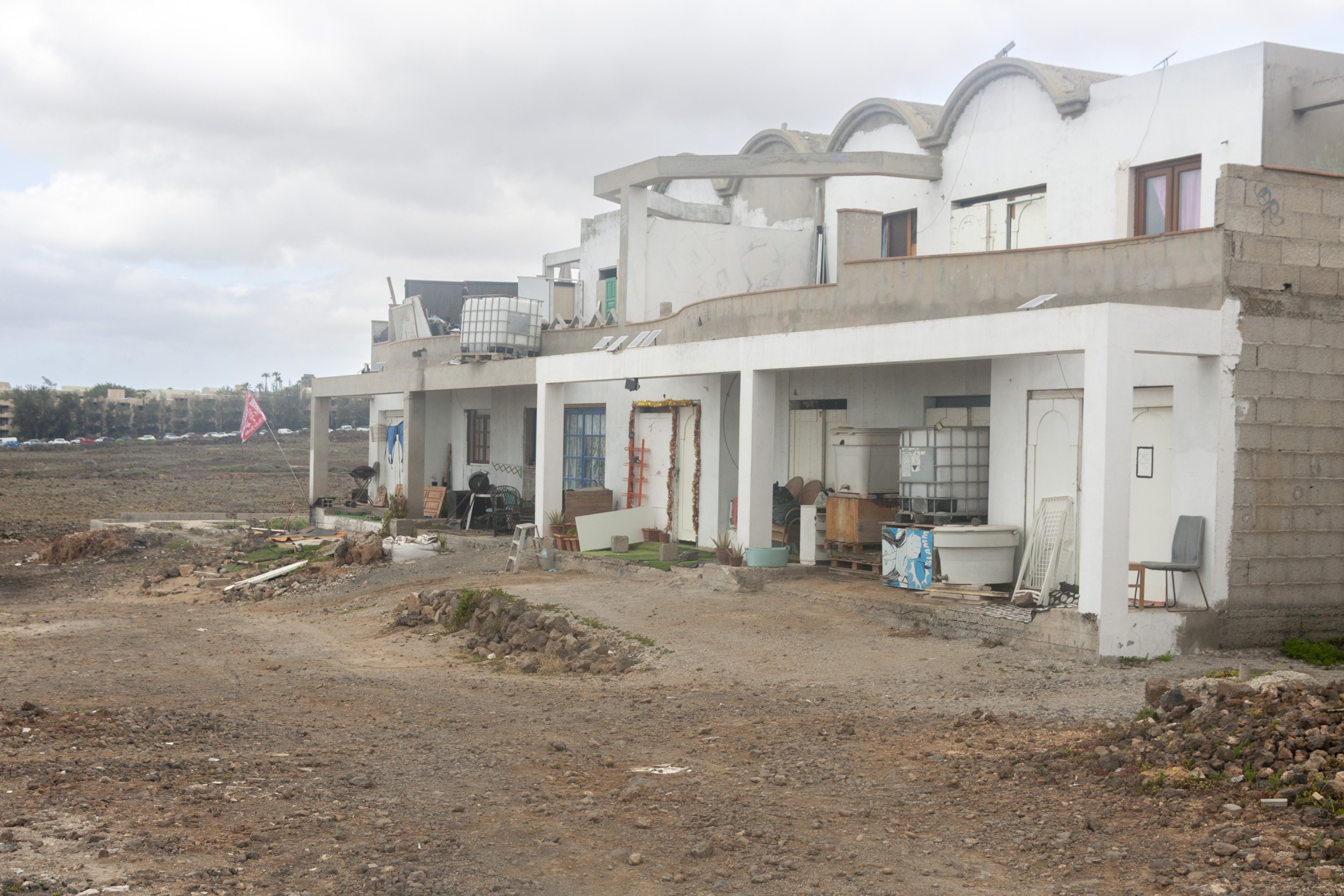 Viviendas inacabadas en la parcela 214 de Costa Teguise. Fotos: Juan Mateos.