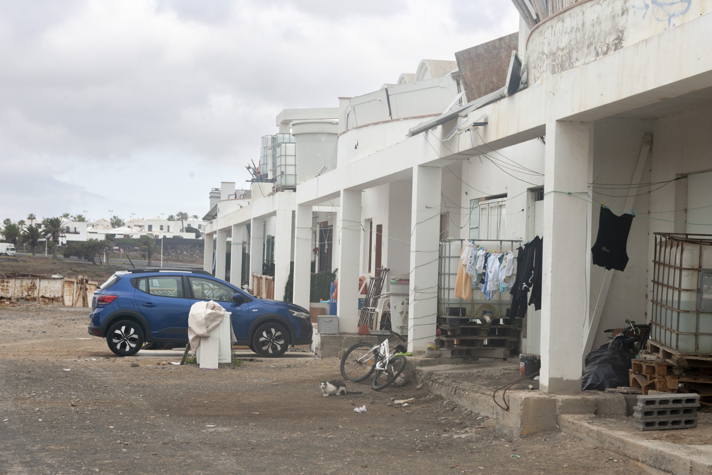 Viviendas inacabadas en la parcela 214 de Costa Teguise. Fotos: Juan Mateos.