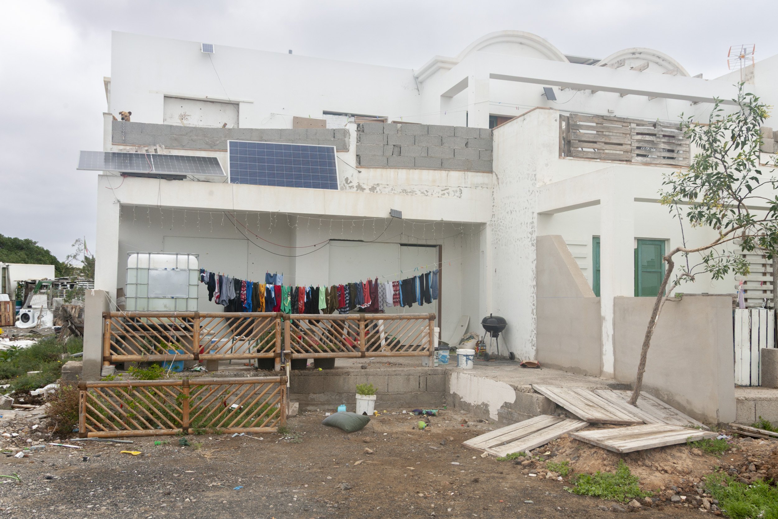 Viviendas inacabadas en la parcela 214 de Costa Teguise. Fotos: Juan Mateos.