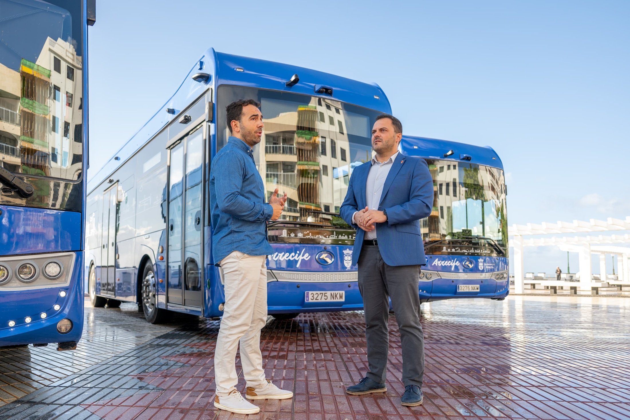 El Ayuntamiento de Arrecife ha estrenado recientemente cuatro nuevas guaguas grandes y eléctricas