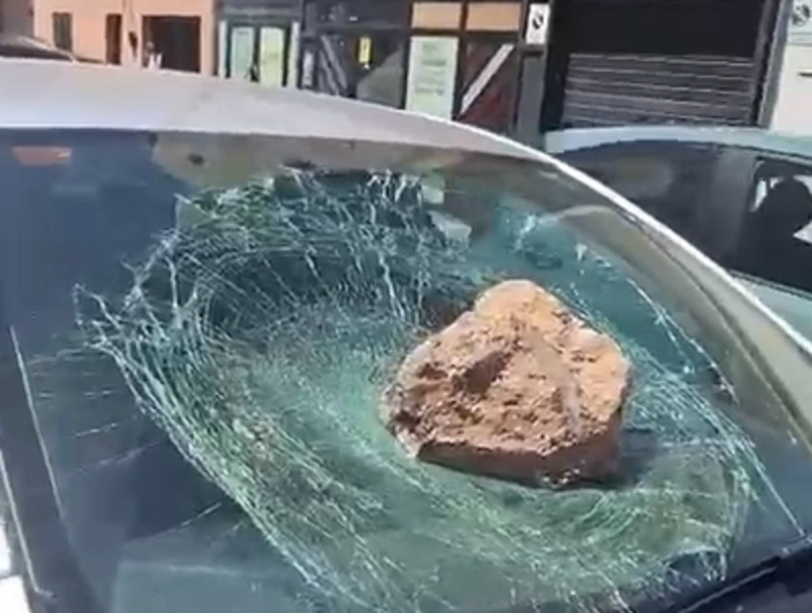 La luna de un vehículo destrozada. Foto: TikTok. La luna de un vehículo destrozada. Foto: TikTok.