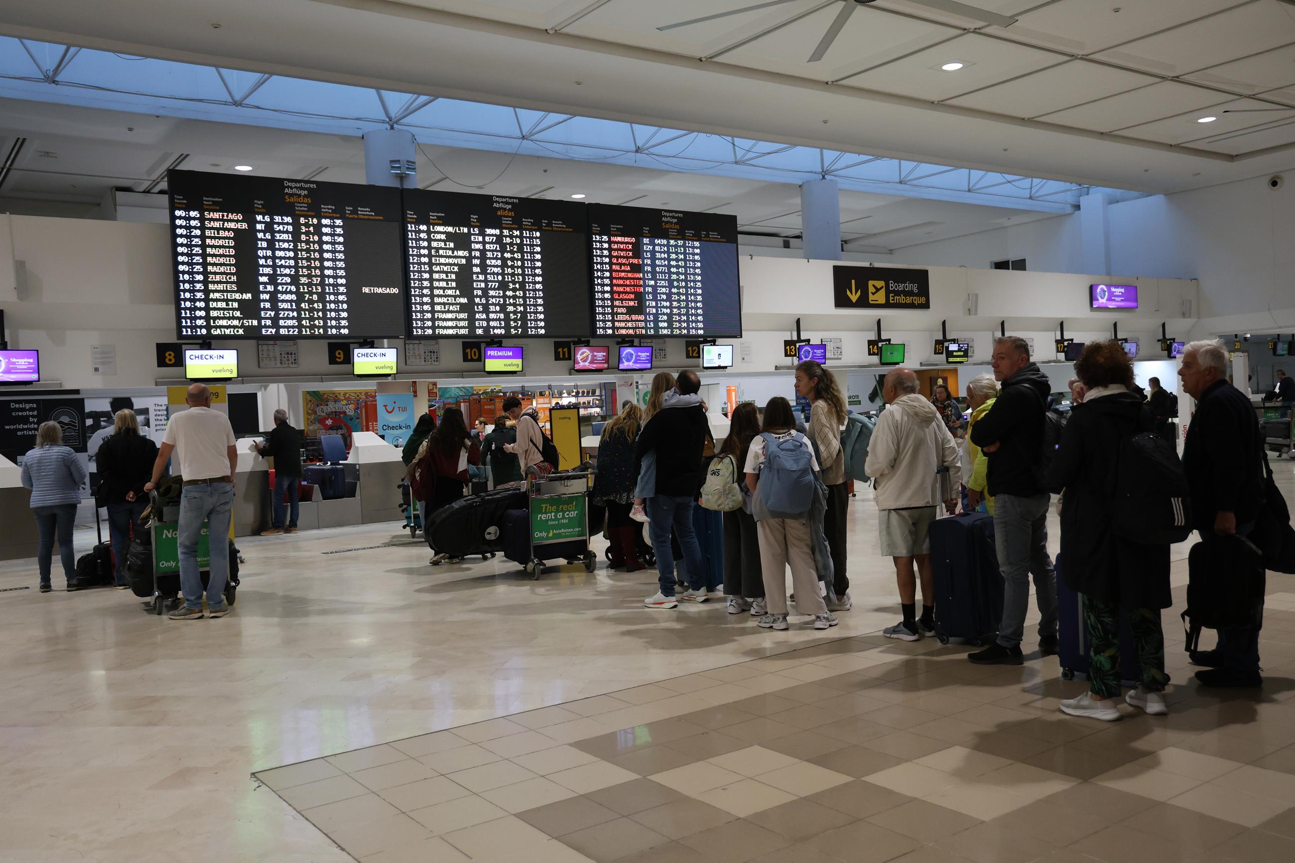 Personas ante las líneas de facturación del Aeropuerto César Manrique.