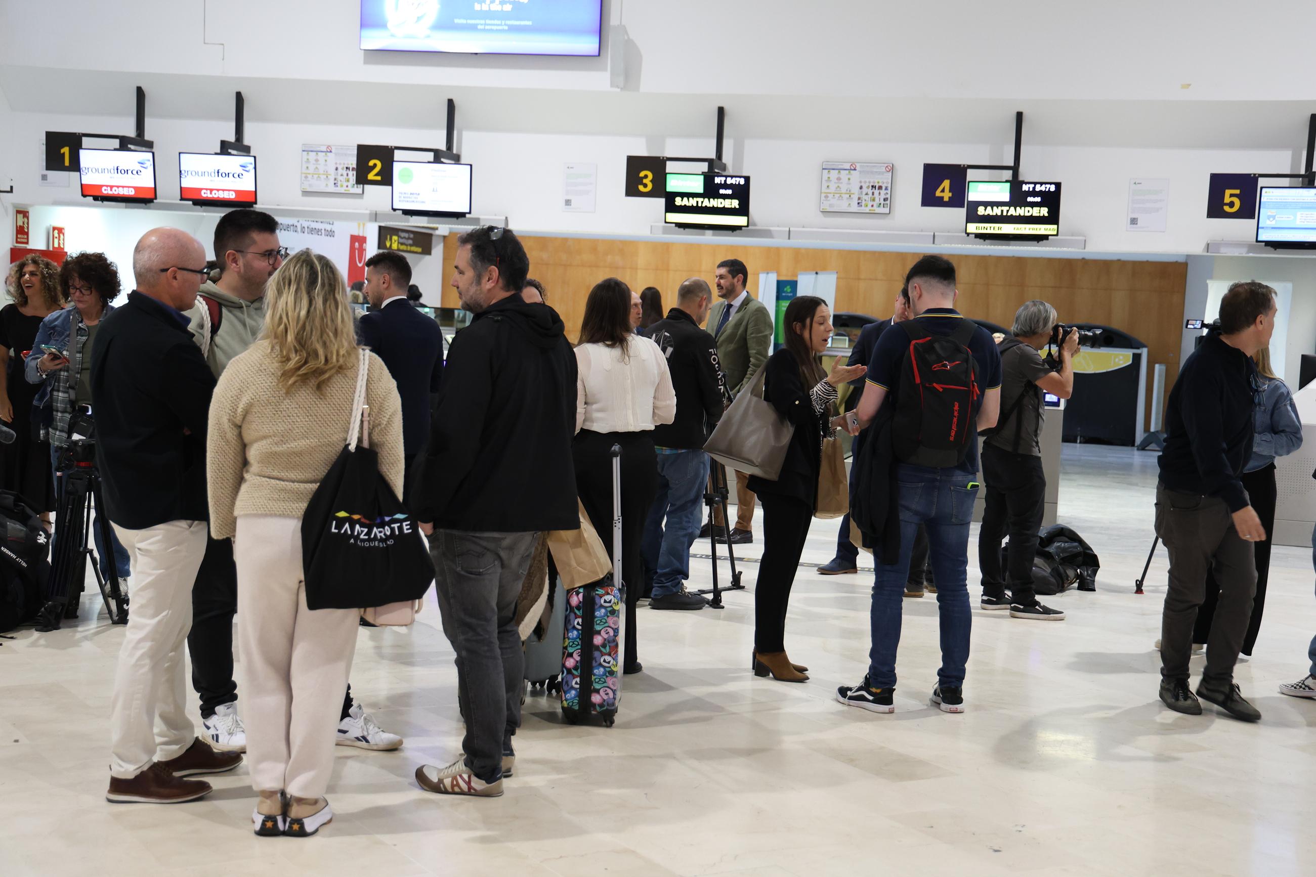 Pasajeros en el aeropuerto César Manrique. Combustibles.