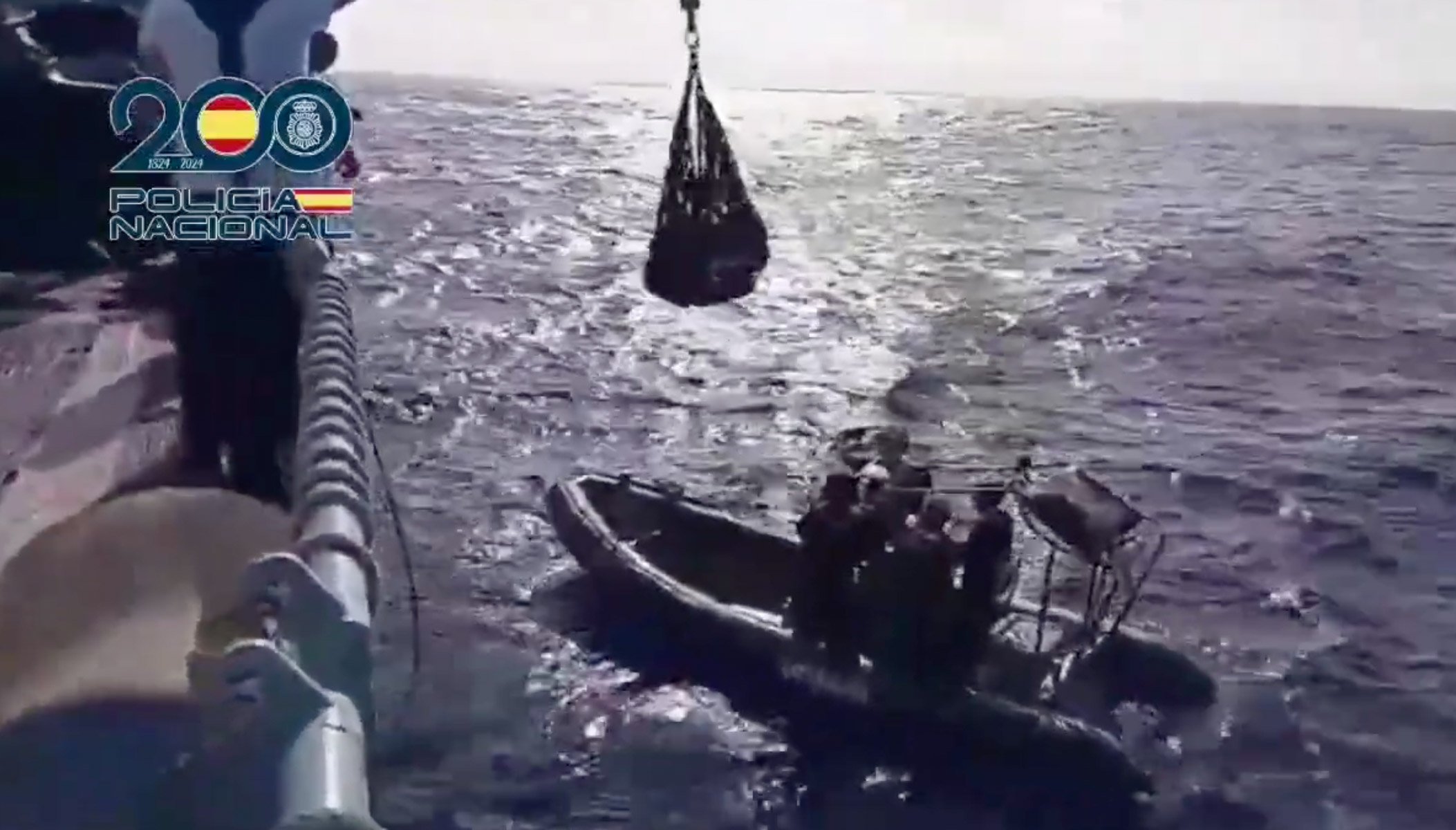 Intervenidos más de 4.000 kilos de cocaína en un pesquero a 500 millas al oeste de las Islas Canarias.