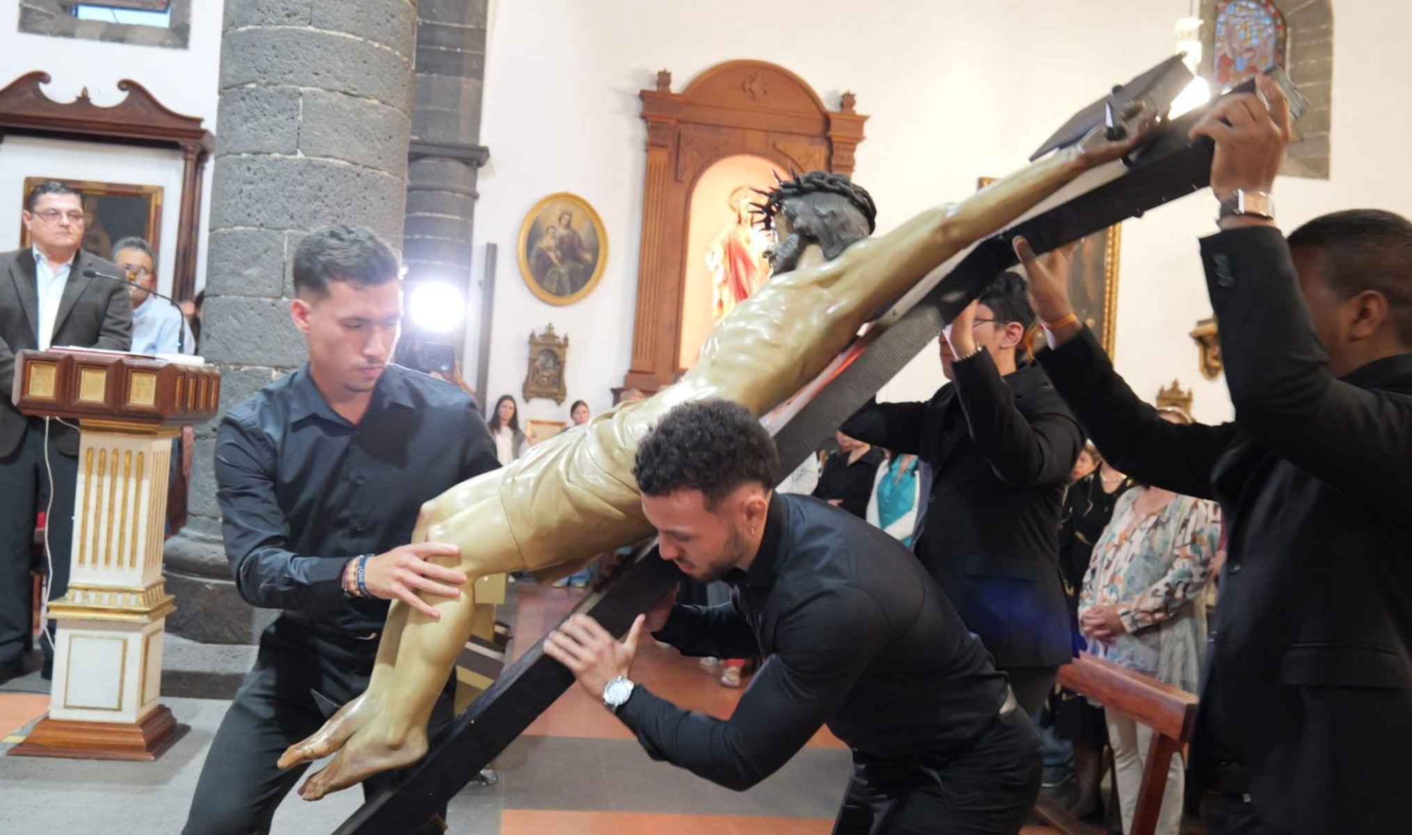La Iglesia de San Ginés acoge la celebración litúrgica del Viernes Santo La Iglesia de San Ginés acoge la celebración litúrgica del Viernes Santo