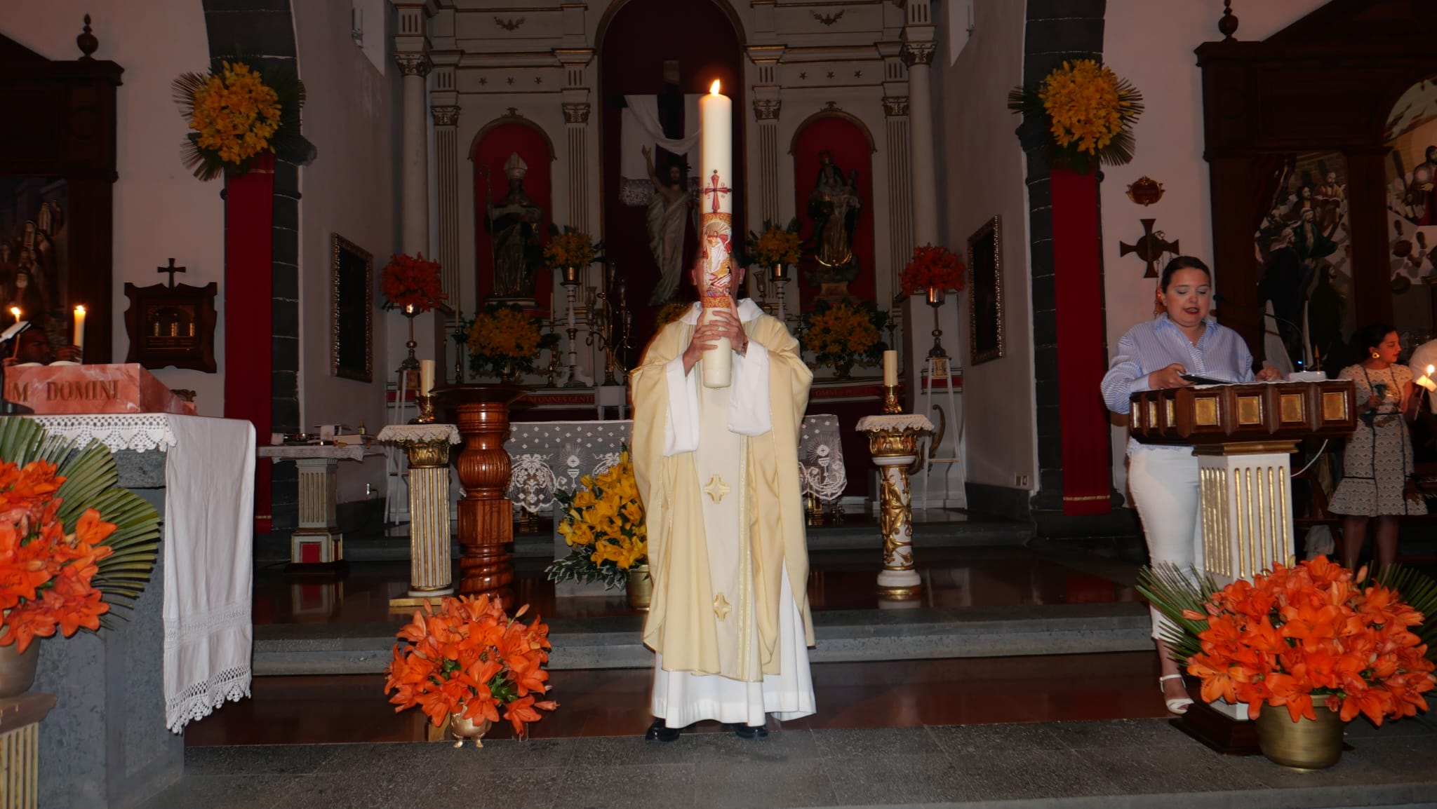 Vigilia Pascual en la iglesia de San Ginés Vigilia Pascual en la iglesia de San Ginés