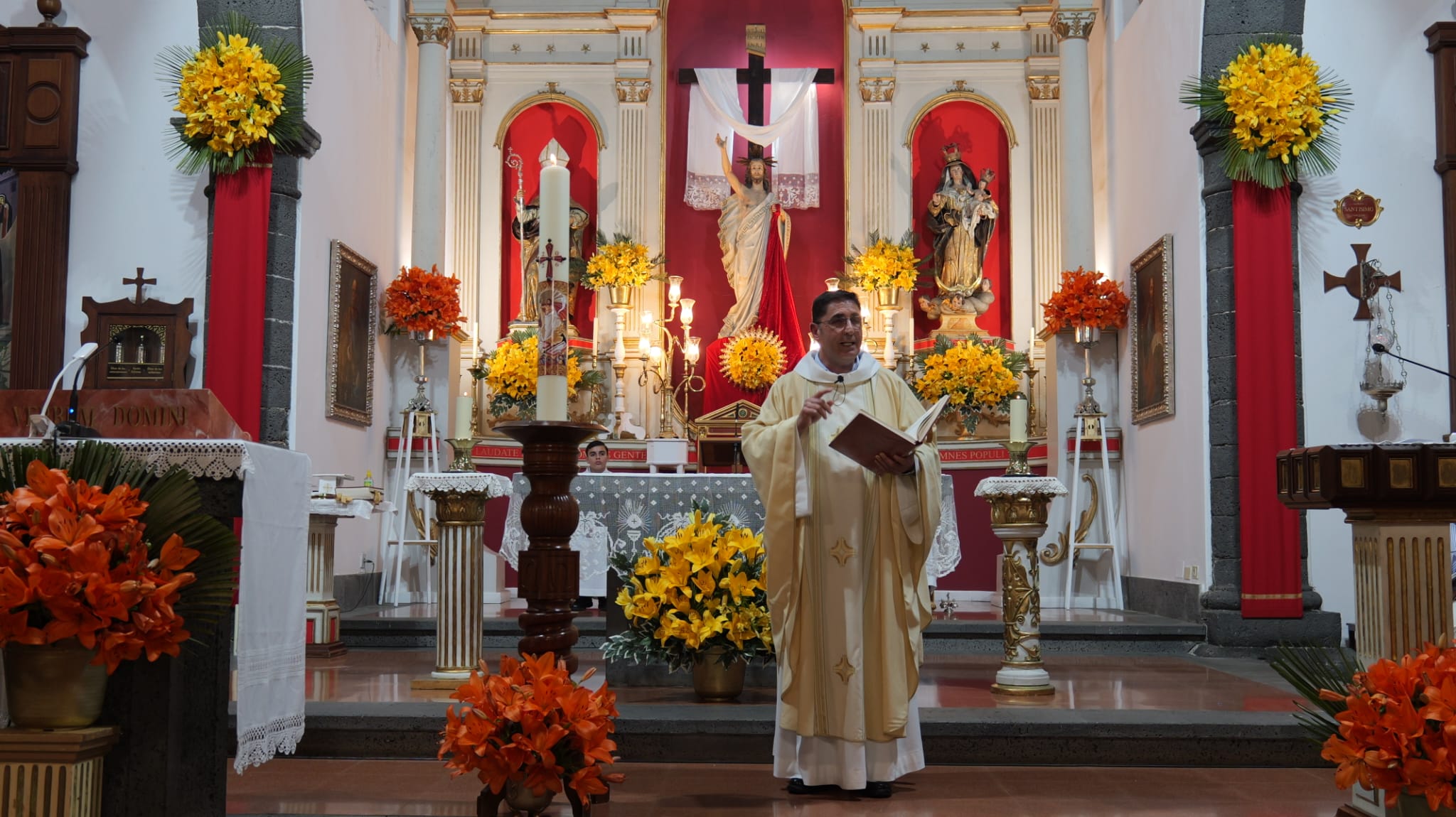 Vigilia Pascual en la iglesia de San Ginés Vigilia Pascual en la iglesia de San Ginés
