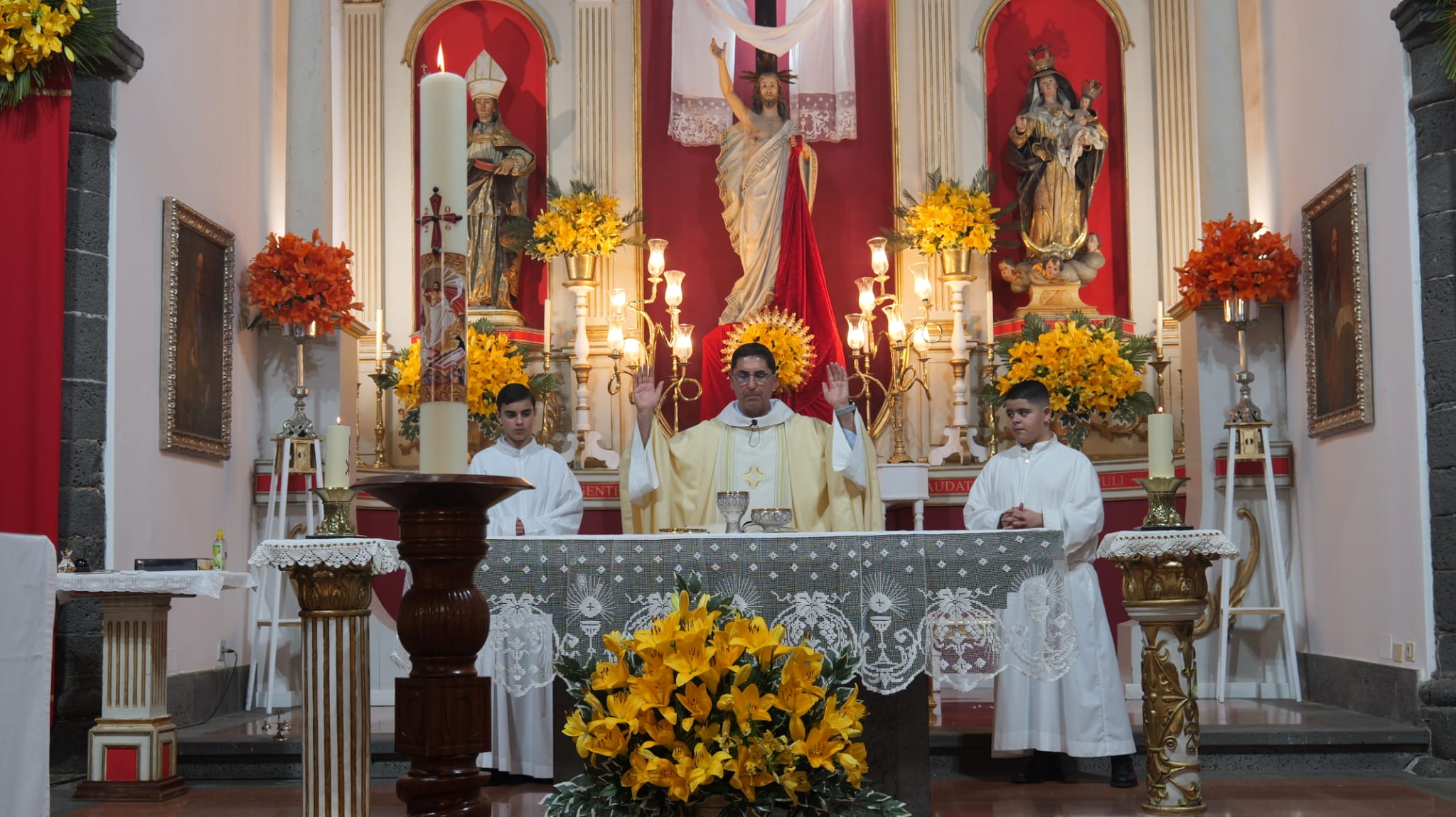 Vigilia Pascual en la iglesia de San Ginés Vigilia Pascual en la iglesia de San Ginés