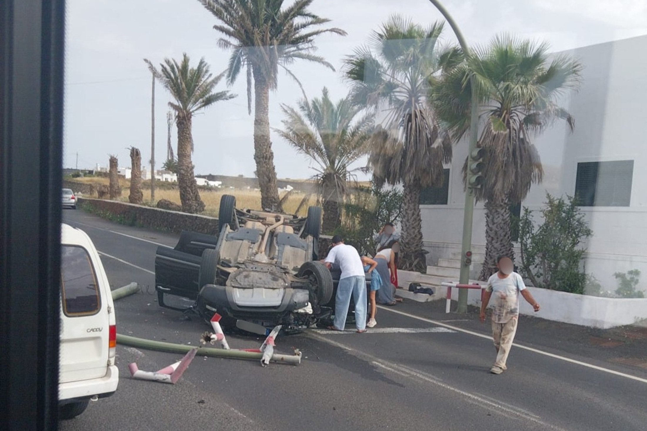 Vuelco de vehículo tras chocar contra un semáforo en Tiagua. Foto: La Voz