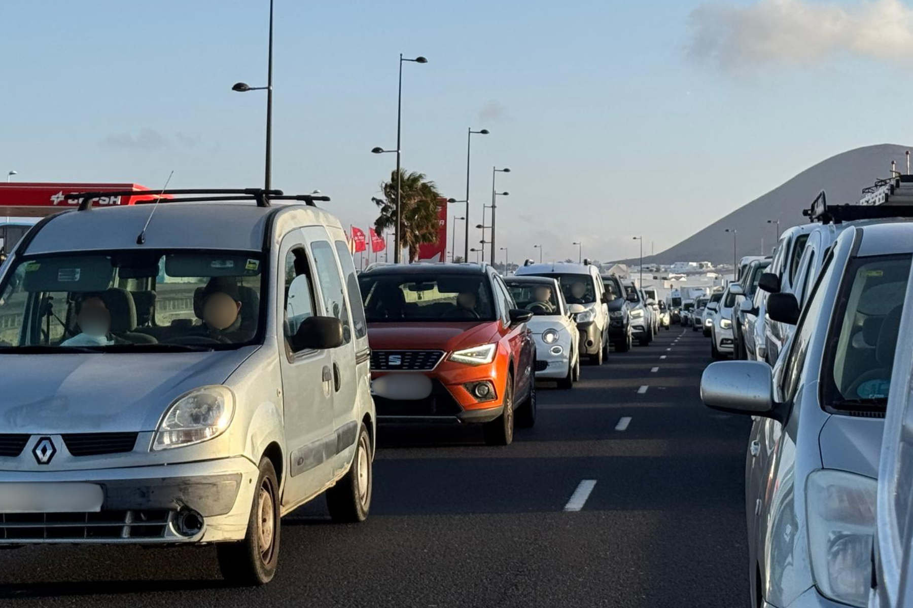 Una colisión entre dos vehículos genera grandes retenciones en la LZ-1. Foto: La Voz.