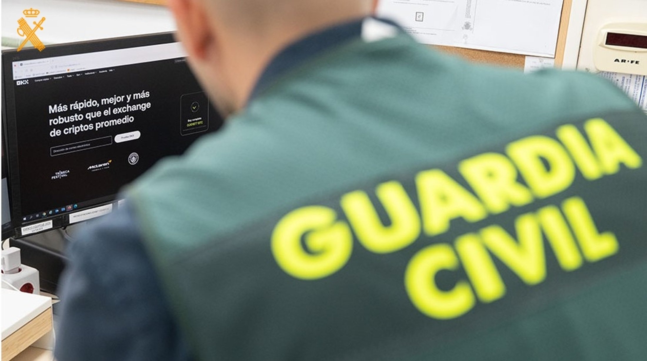 Agente de la Guardia Civil durante una investigación