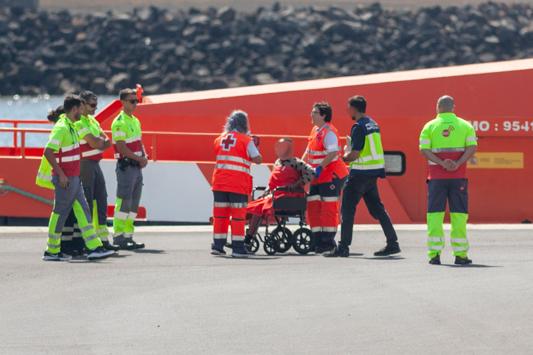 Una mujer embarazada a su llegada a Puerto Naos. Foto: Juan Mateos.