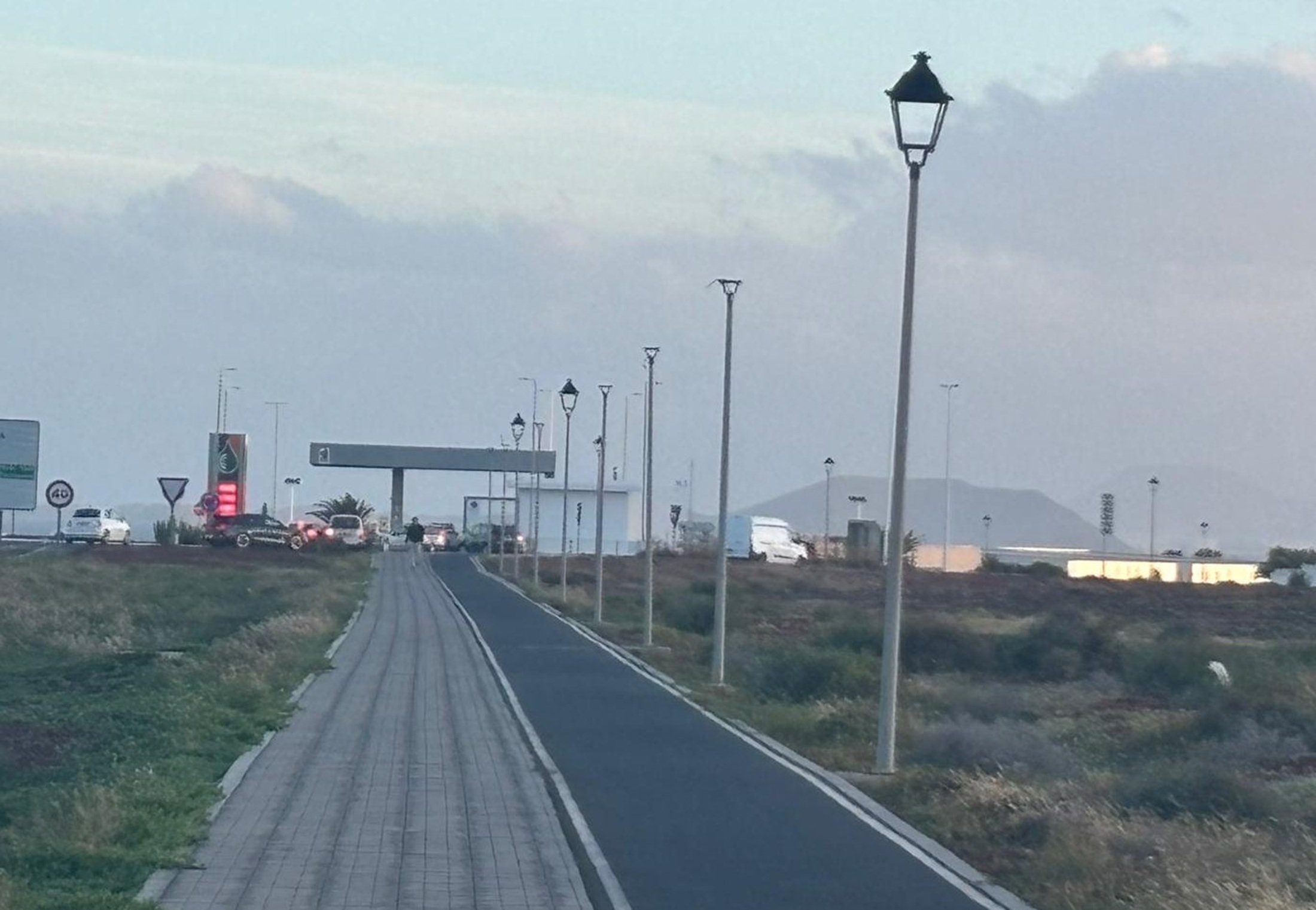 Iluminación deficiente en el carril bici de Playa Blanca