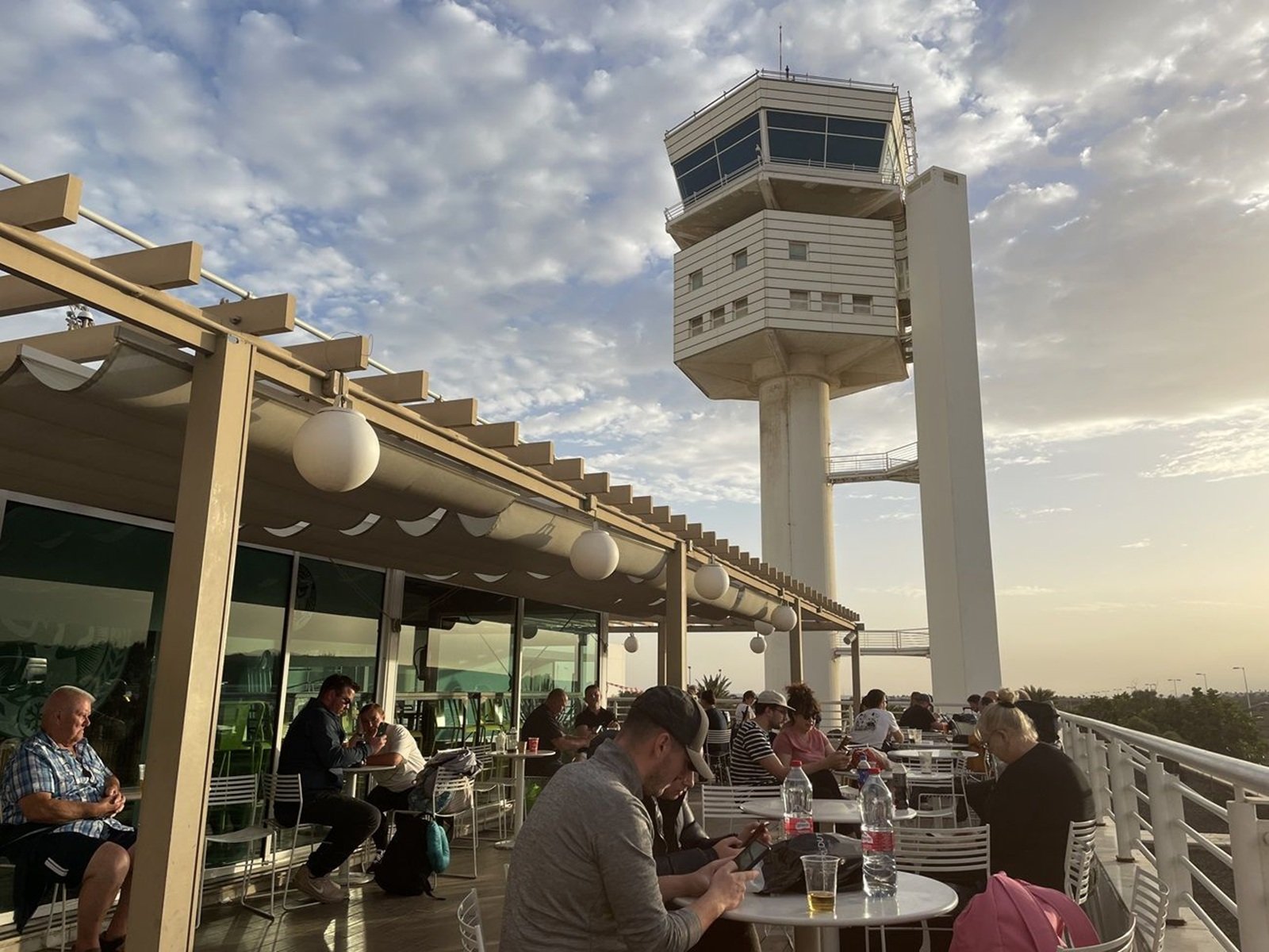 torre de control desde una terraza del aeropuerto de lanzarote torre de control desde una terraza del aeropuerto de lanzarote