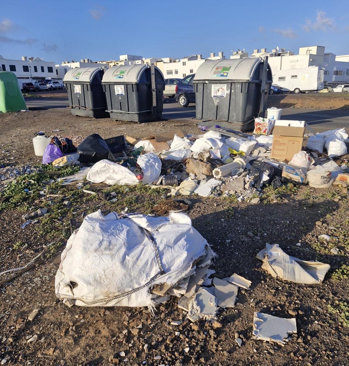 Basura en uno de los barrios de Arrecife