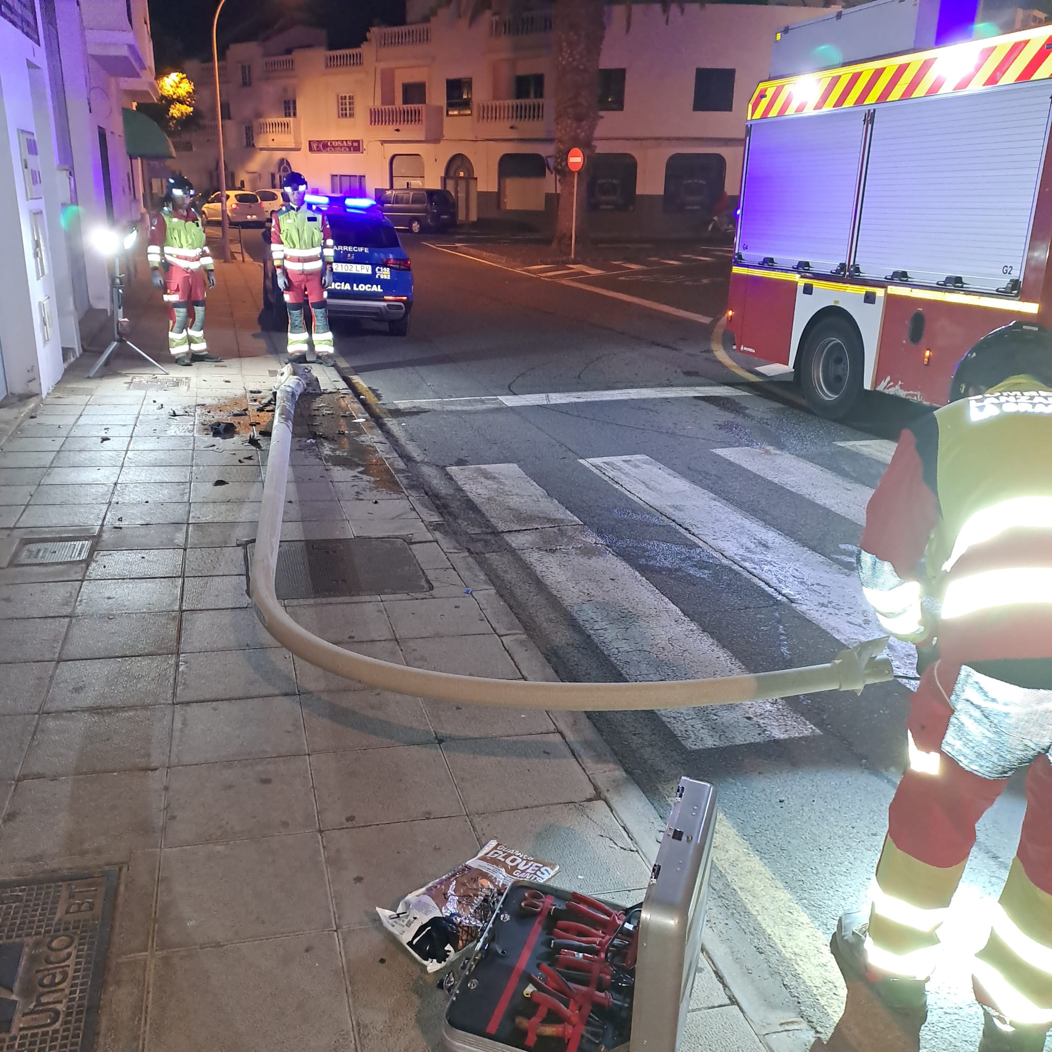Un vehículo choca contra una farola en Arrecife