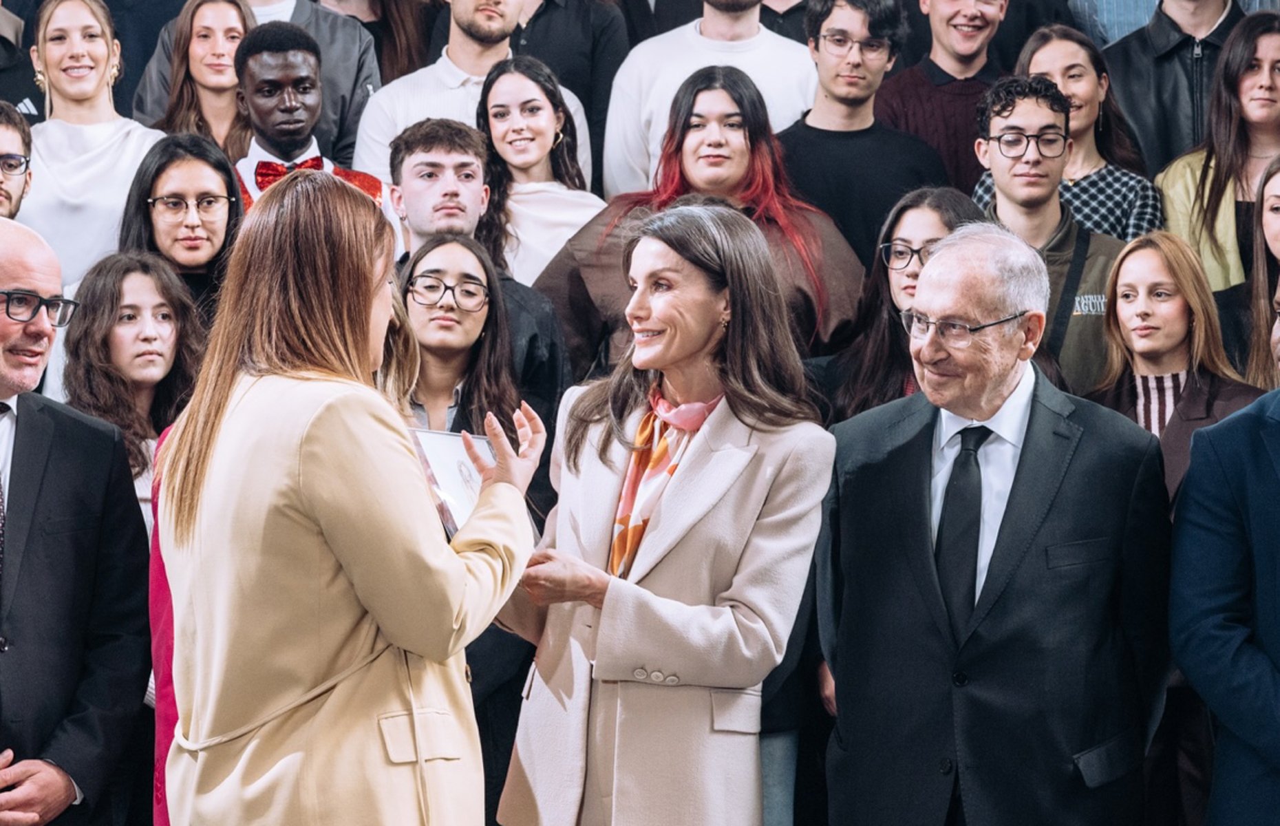 La artista lanzaroteña Melody Armas junto a la reina Letizia. Foto: Instagram.