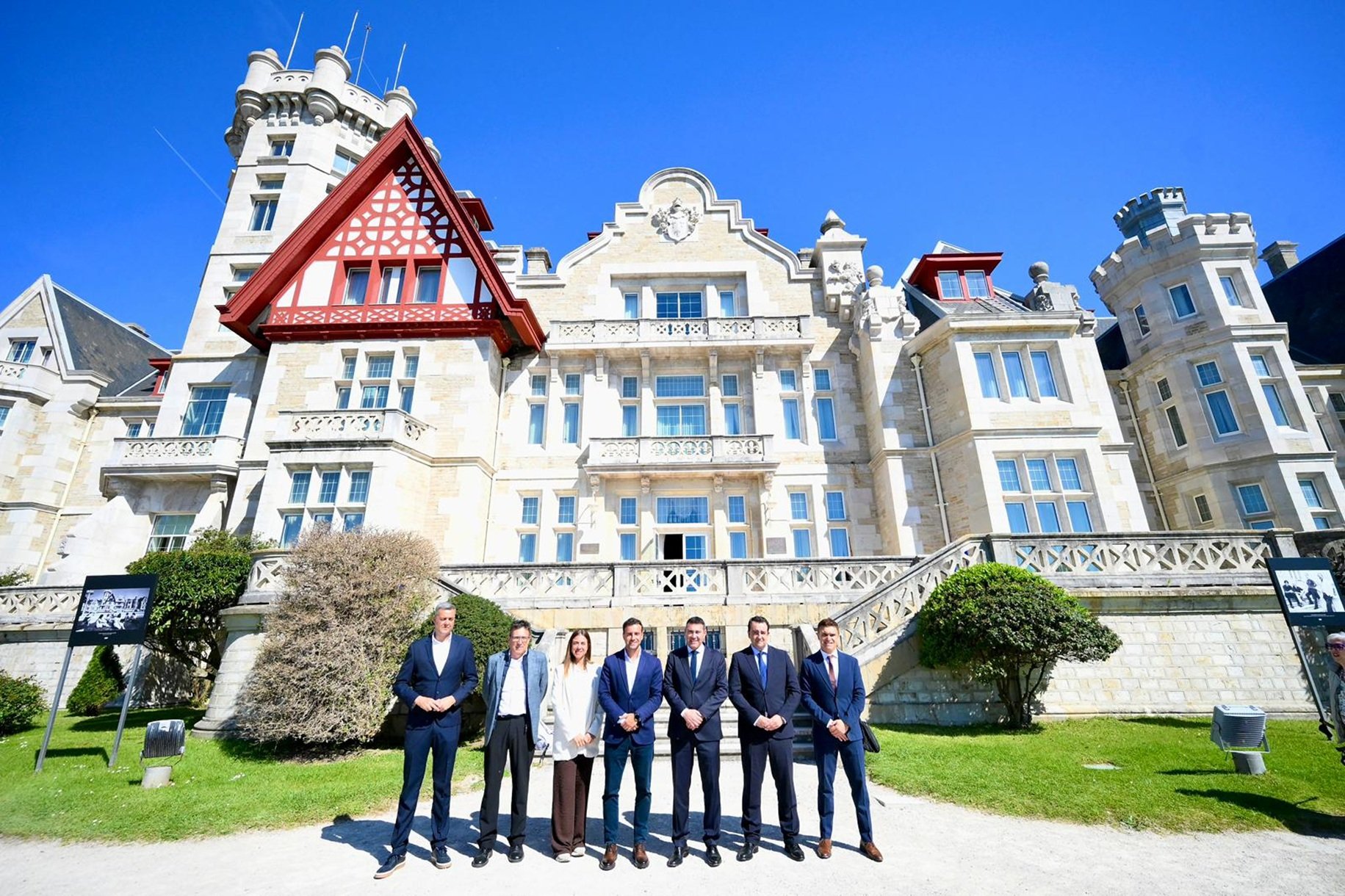 La delegación lanzaroteña con sus homólogos cántabros frente al Palacio de la Magdalena de Santander.