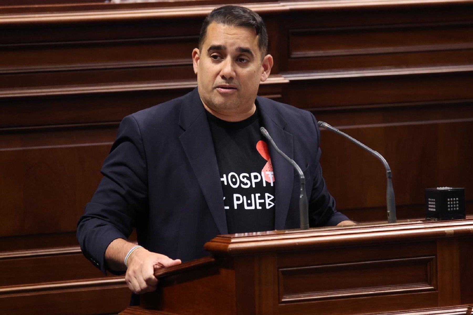 Yoné Caraballo defiende en el Parlamento el blindaje del Insular