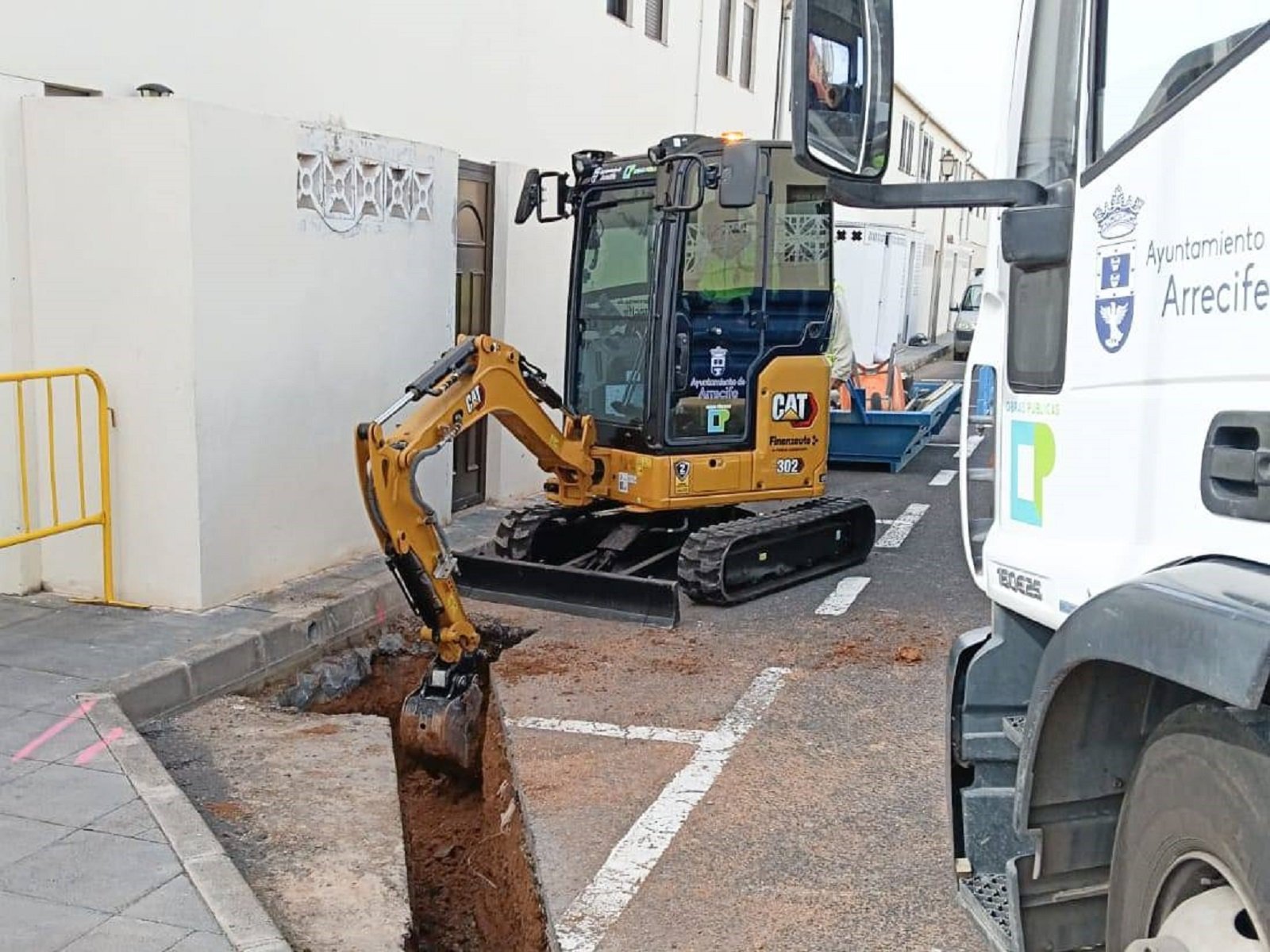 Obras Públicas de Arrecife instala nuevos imbornales en calles de Argana Alta Obras Públicas de Arrecife instala nuevos imbornales en calles de Argana Alta