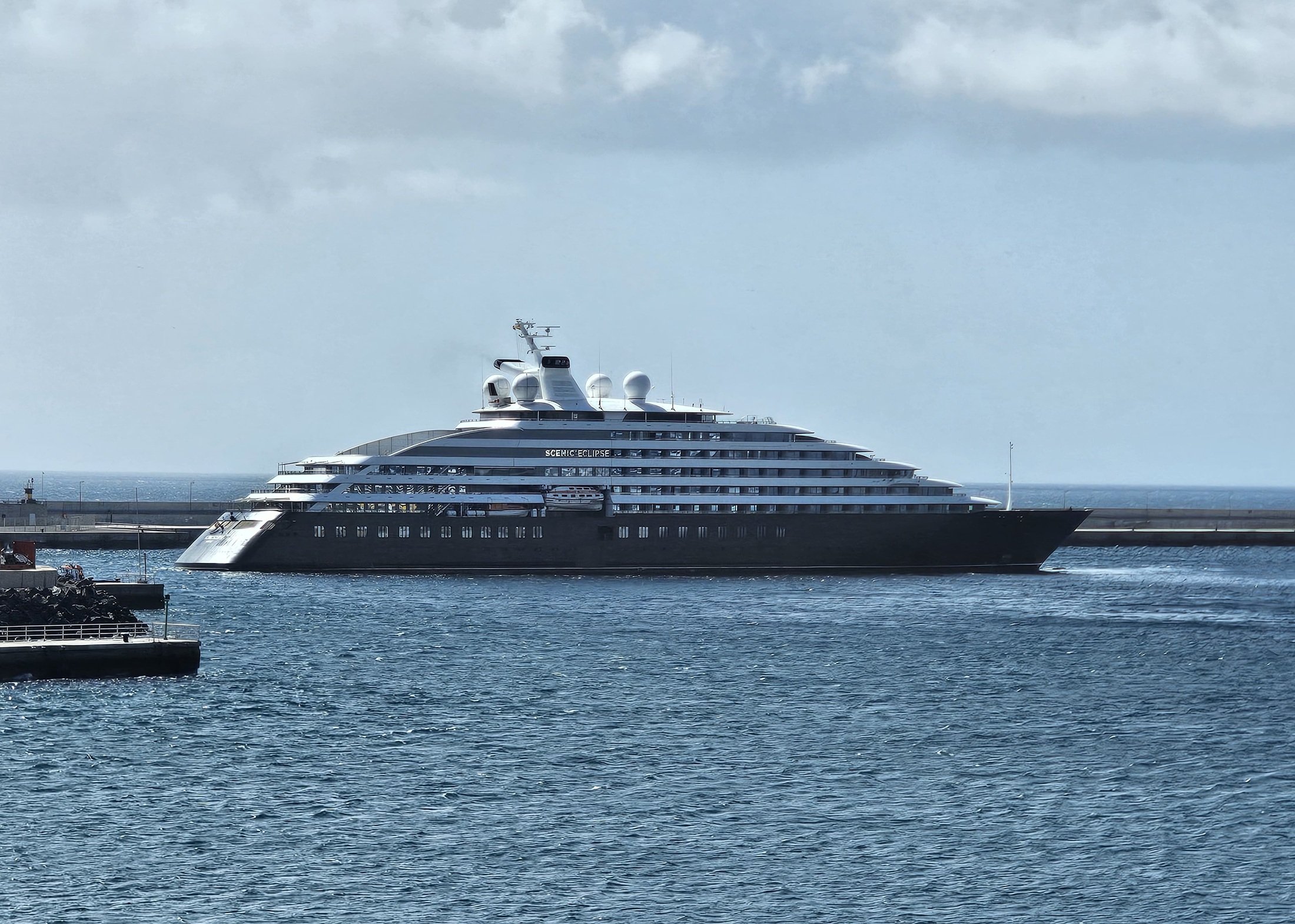 El ultra lujoso 'Scenic Eclipse' atracando esta mañana en el puerto de Arrecife