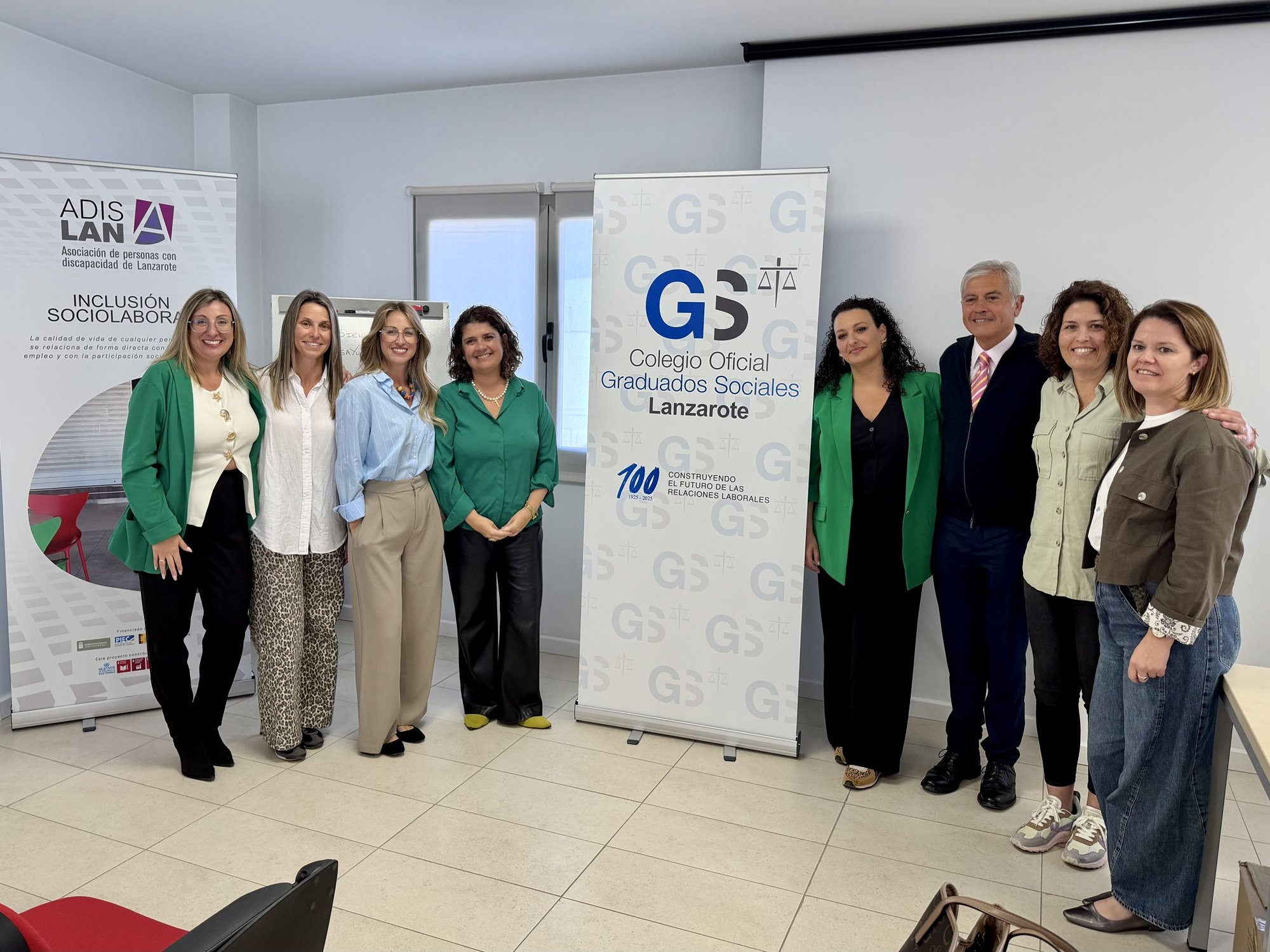 Representantes de Adislan y el Colegio de Graduados Sociales de Lanzarote