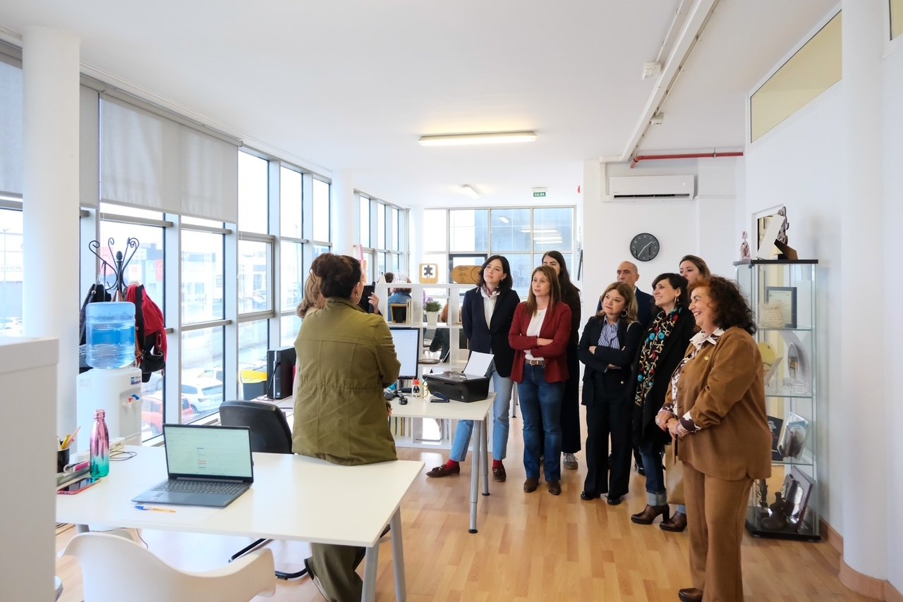 La secretaria de Estado de Igualdad, María Guijarro, visita la asociación Mararía