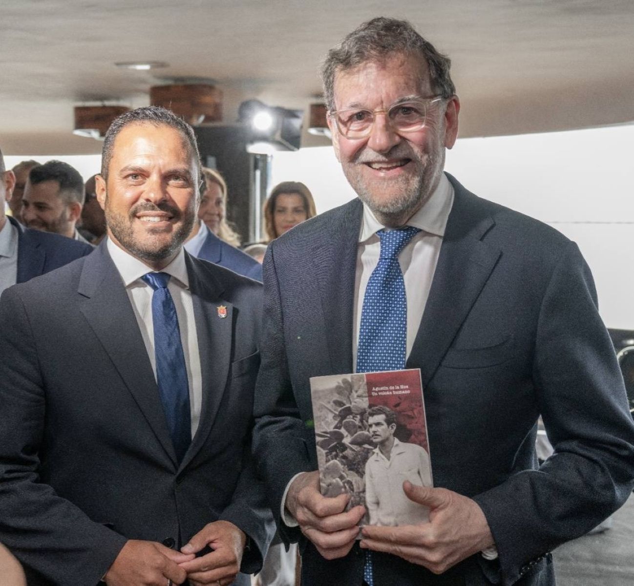 El alcalde de Arrecife Yonathan de León obsequia a Mariano Rajoy el libro 'Agustín de la Hoz, un volcán humano', por el centenario de este escritor de Arrecife 